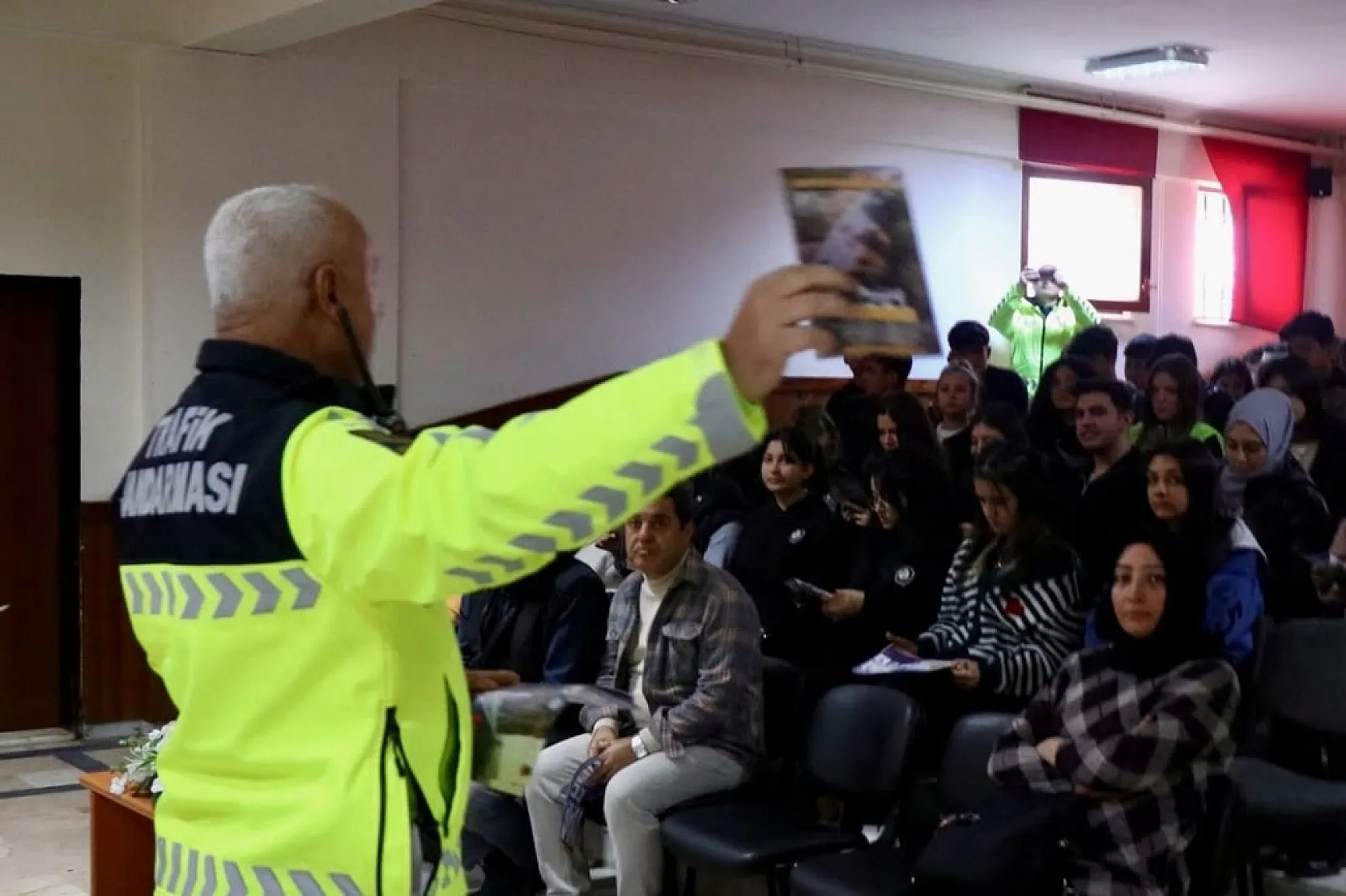 Muğla'da Jandarma ekiplerinden öğrencilere 'Kaskın Kapalı, Yolun Açık Olsun' eğitimi