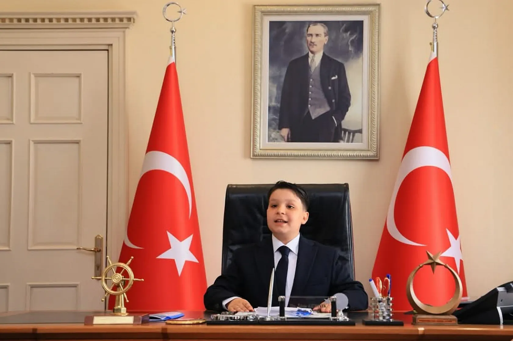 Vali Akbıyık, 23 Nisan'da koltuğunu minik öğrencilere devretti