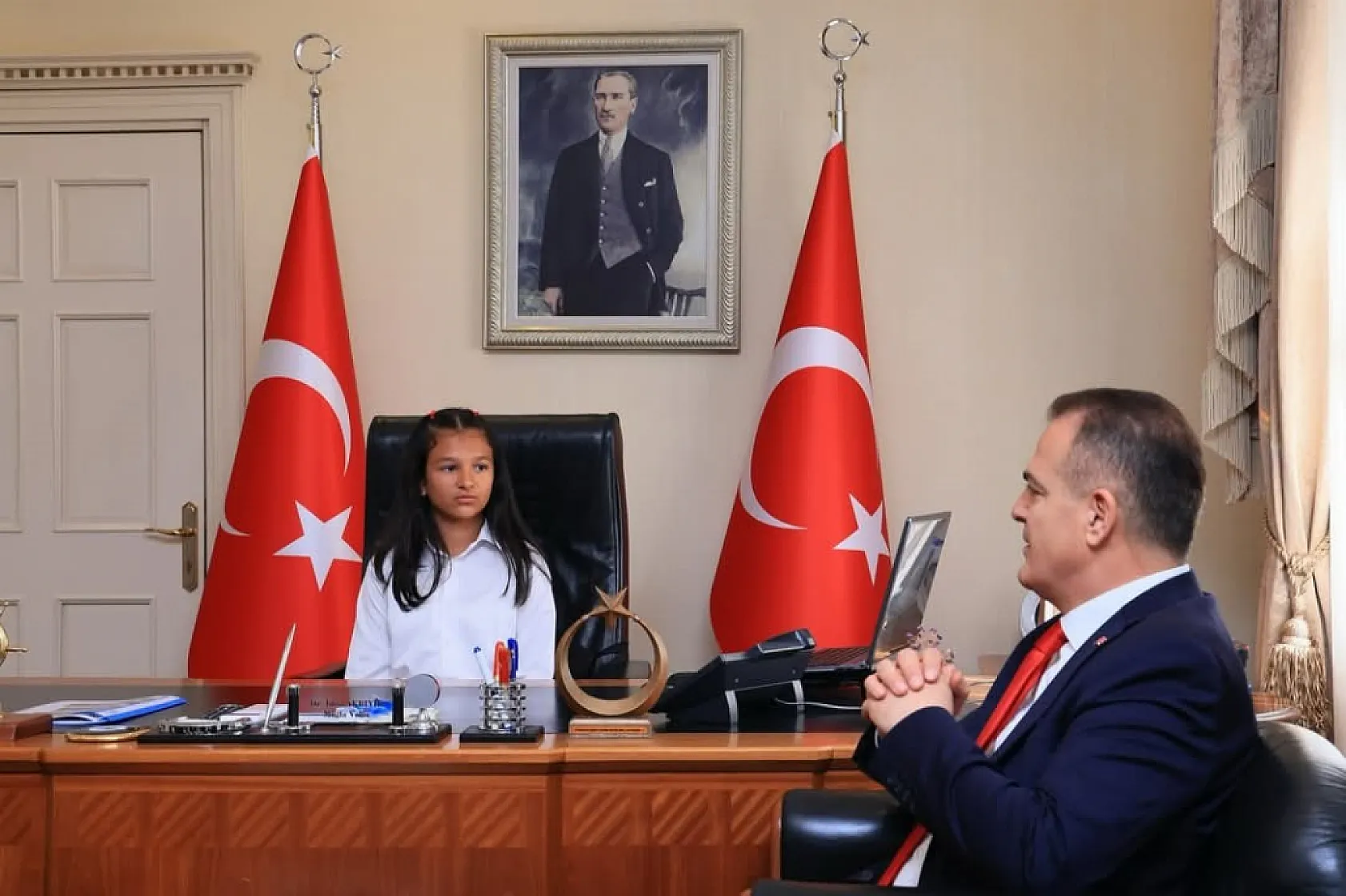 Vali Akbıyık, 23 Nisan'da koltuğunu minik öğrencilere devretti
