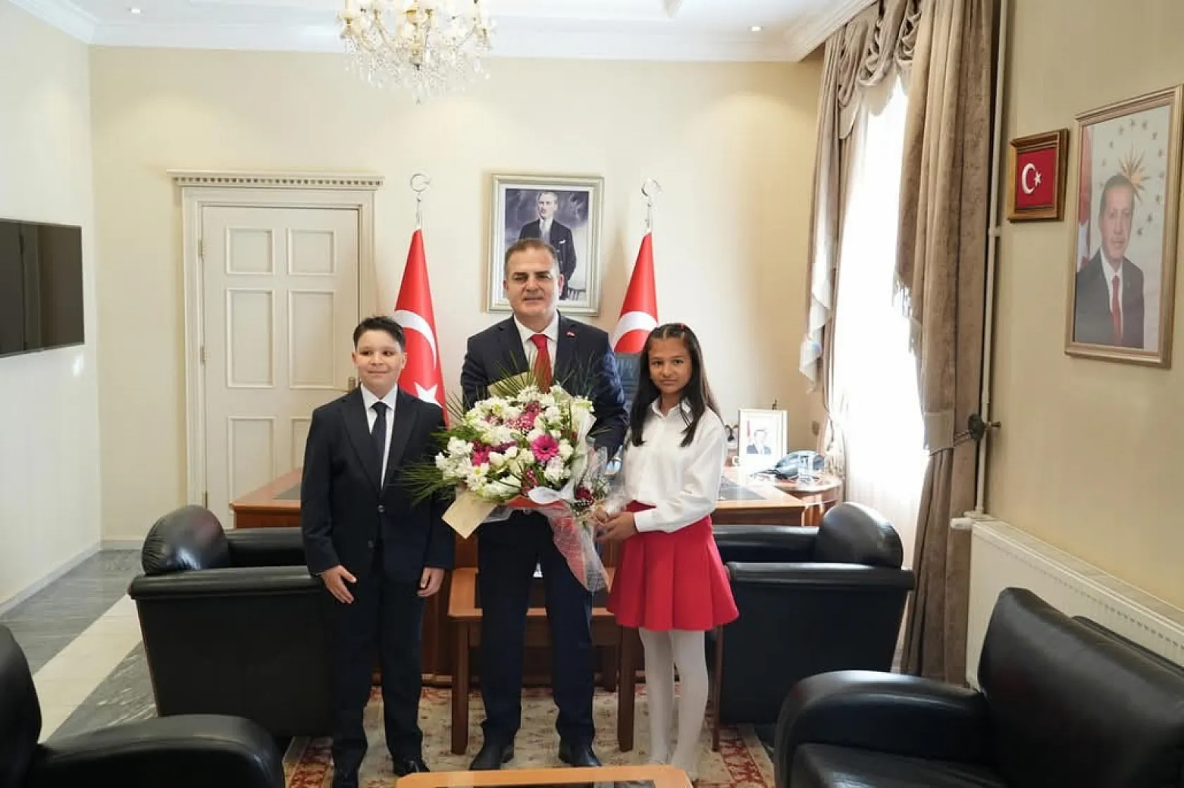 Vali Akbıyık, 23 Nisan'da koltuğunu minik öğrencilere devretti
