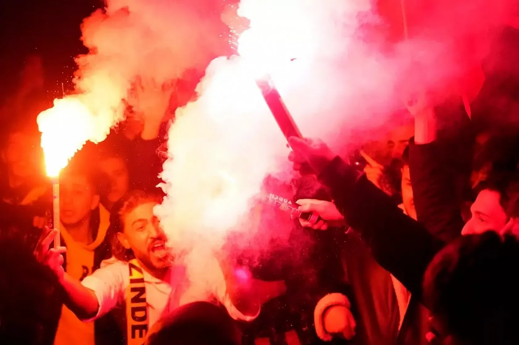 Fenerbahçe ve Galatasaray Yurda Döndü, Havaalanında coşkulu karşılama