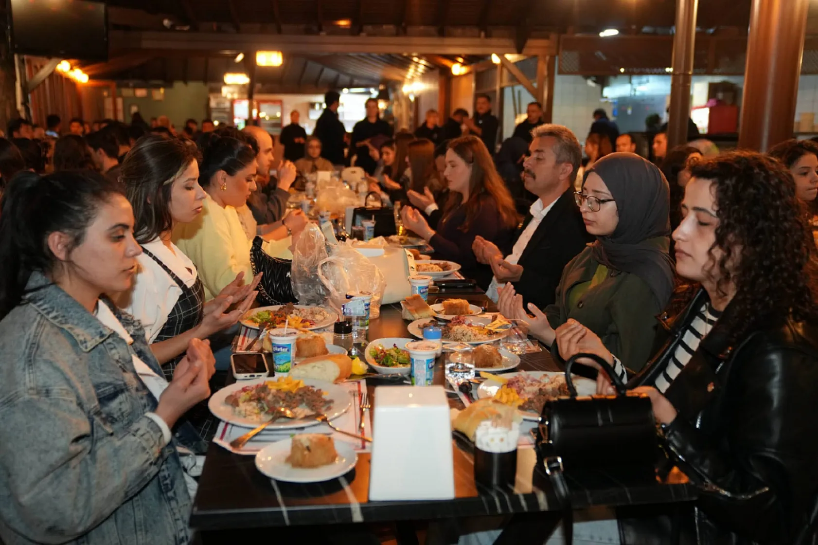 Seydikemer Belediye Başkanı Akdenizli İftarını Üniversite Öğrencileriyle Açtı