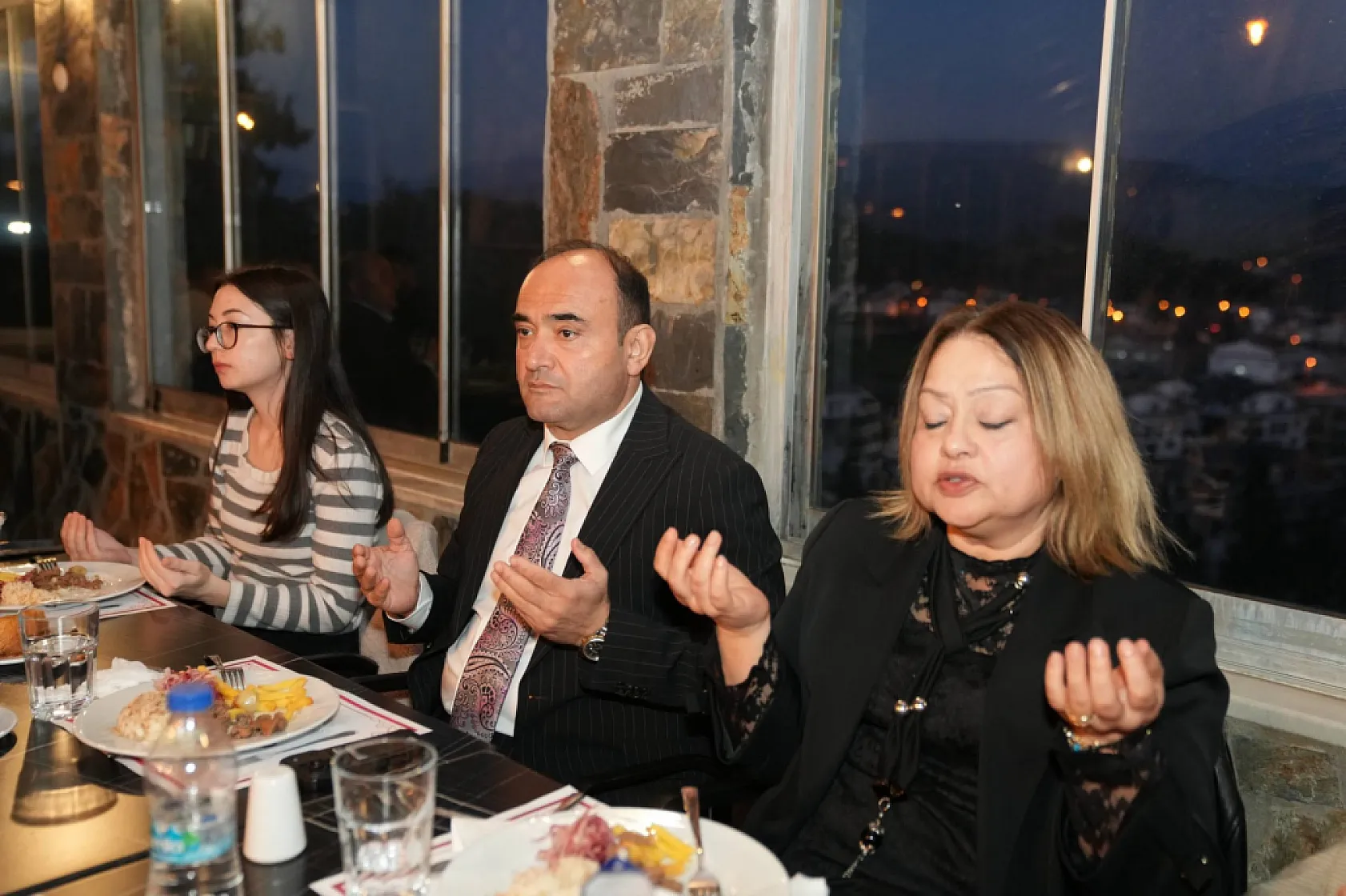 Seydikemer Belediye Başkanı Akdenizli İftarını Üniversite Öğrencileriyle Açtı