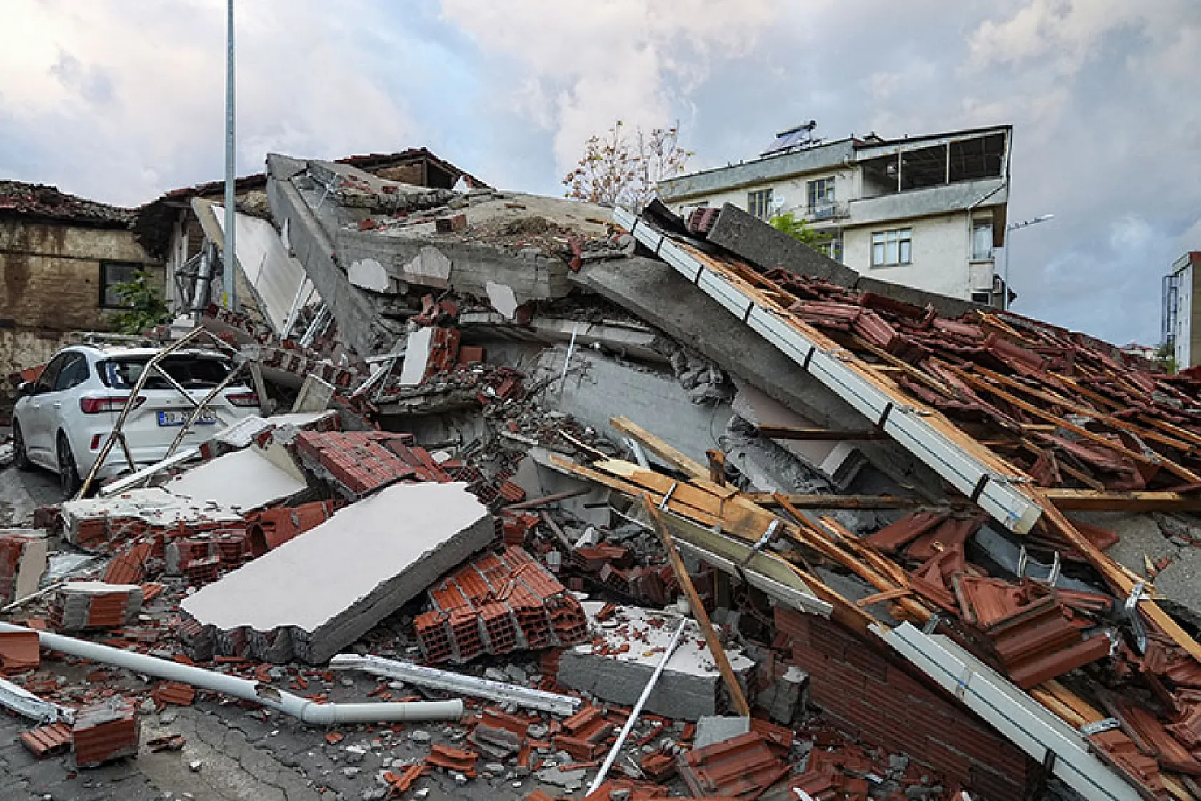 Balıkesir Sındırgı merkezli depremde yıkılan binaların enkazı kaldırılıyor