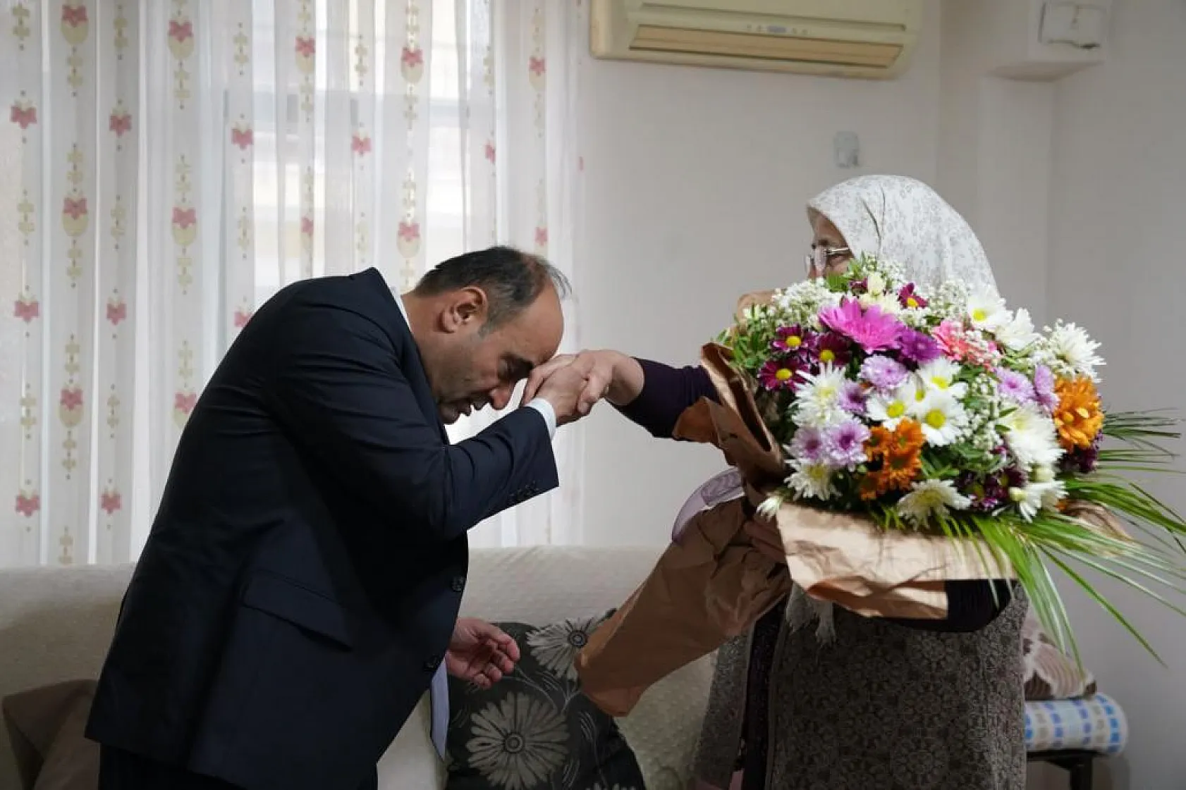Başkan Akdenizli, Annesi ve Eşinin Öğretmenler Günü'nü Kutladı