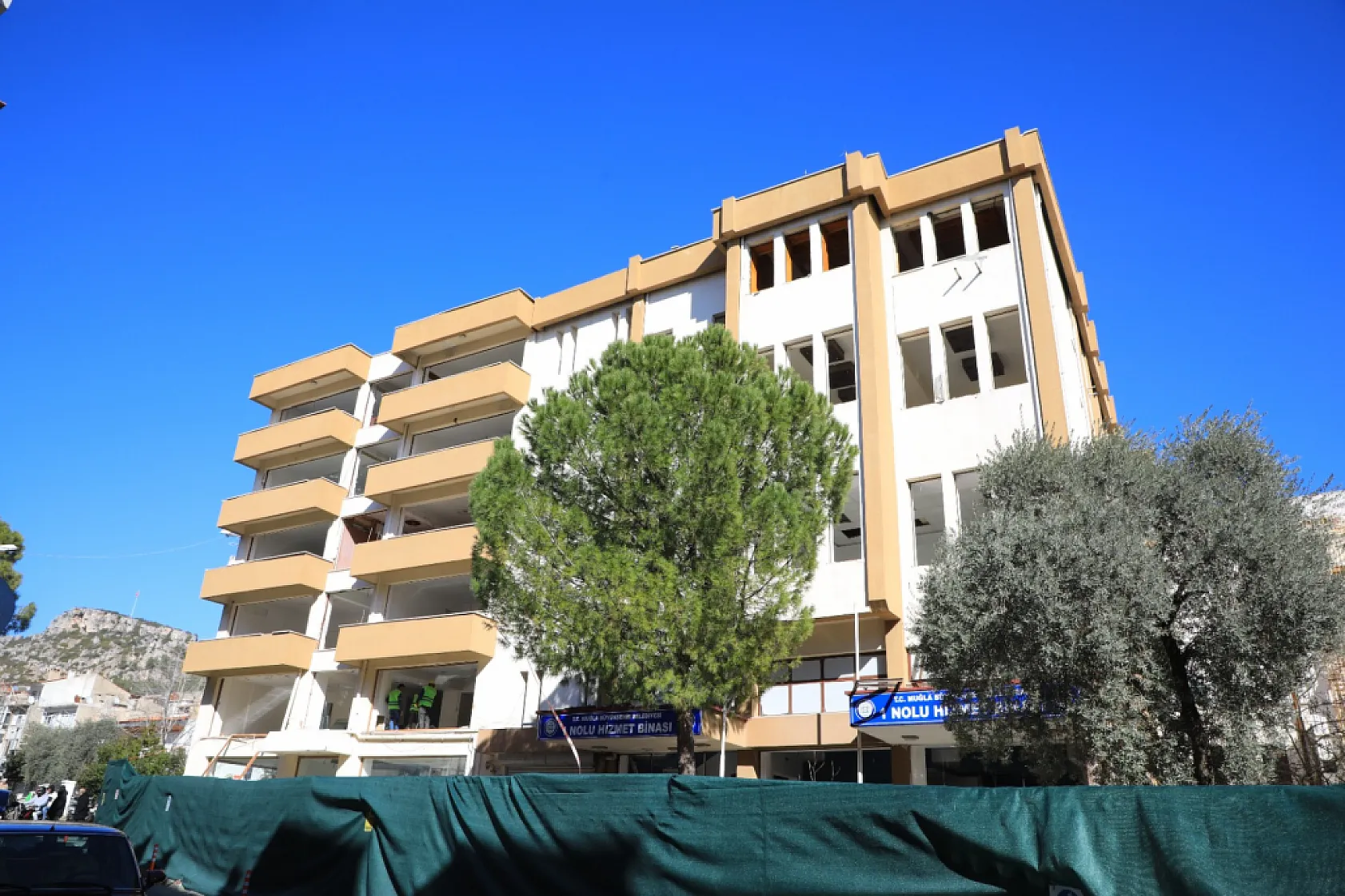 Büyükşehir 1 No'lu Hizmet Binası'nın yıkımına başladı