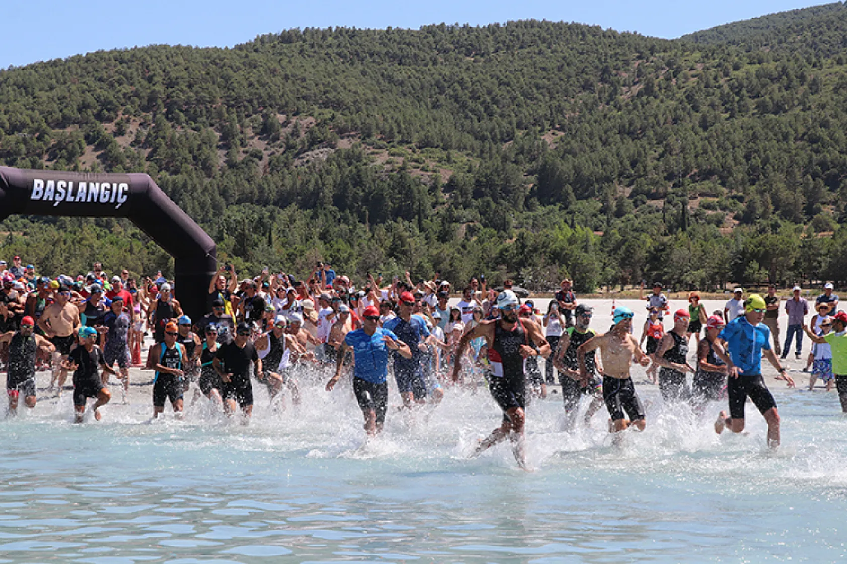 Salda Gölü'nde triatlon heyecanı yaşandı