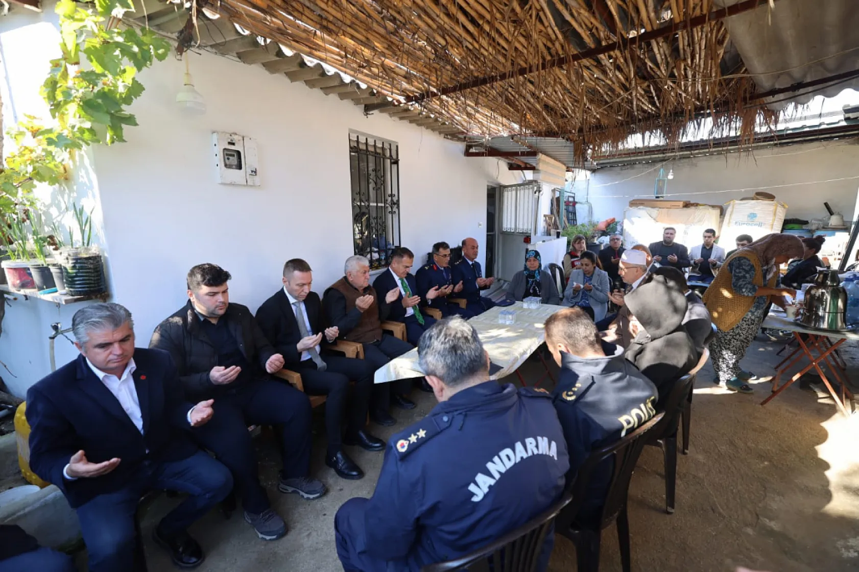 Vali Akbıyık, Şehit Emrah Kuran'ın Baba Ocağında Şehadet Belgesini Takdim Etti