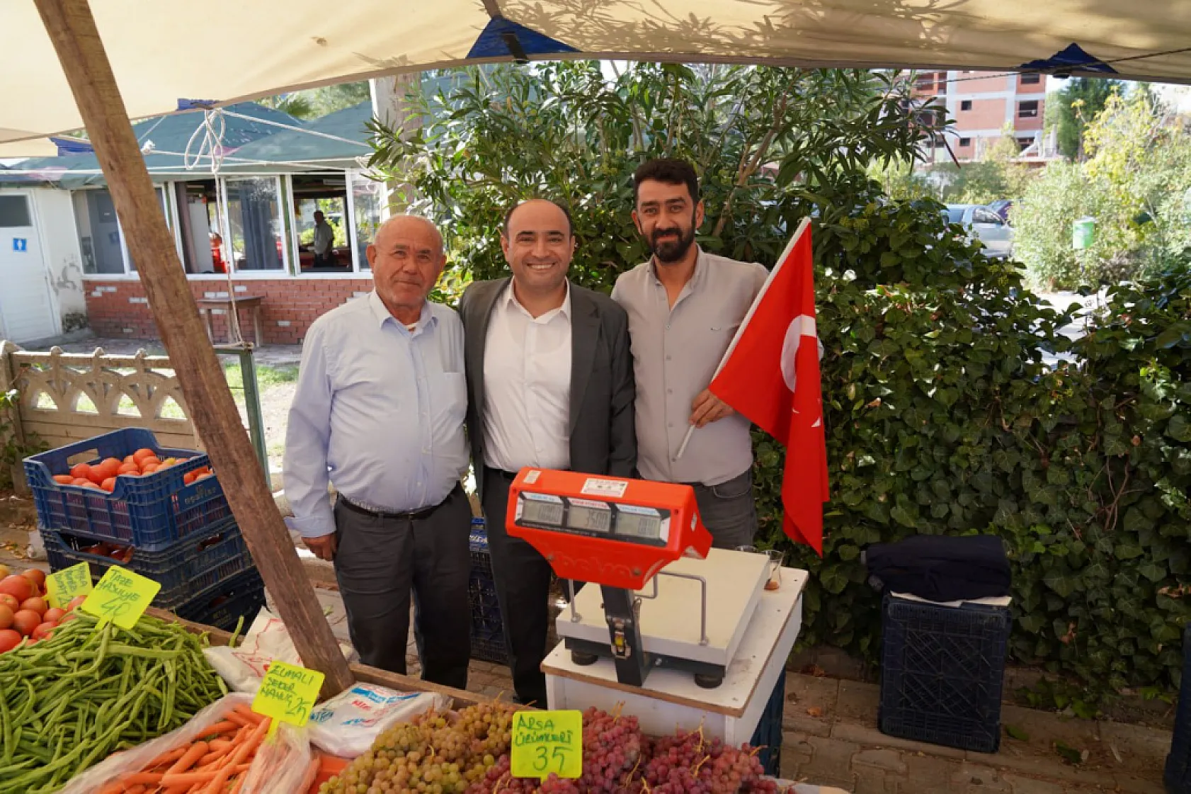 Başkan Akdenizli'den Esnaf ve Vatandaşlara Türk Bayrağı