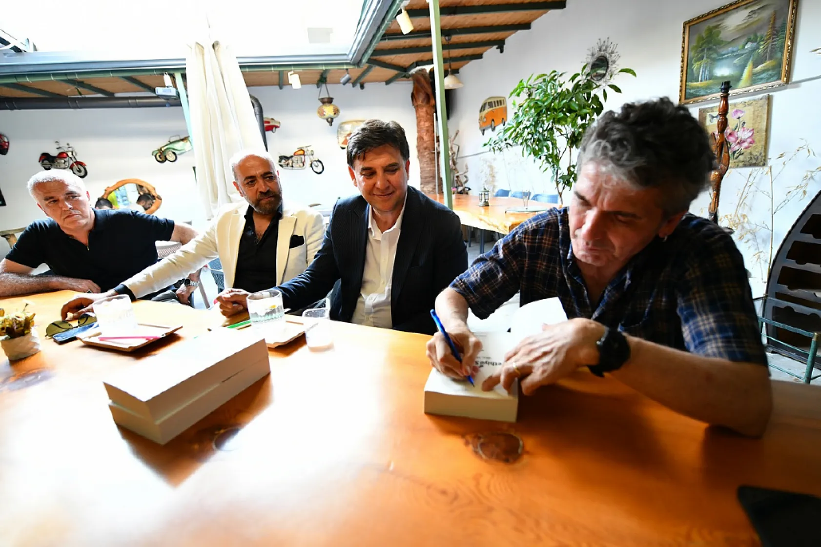 Başkan Karaca, 'Fethiye Sözlükçesi'ni yazardan teslim aldı