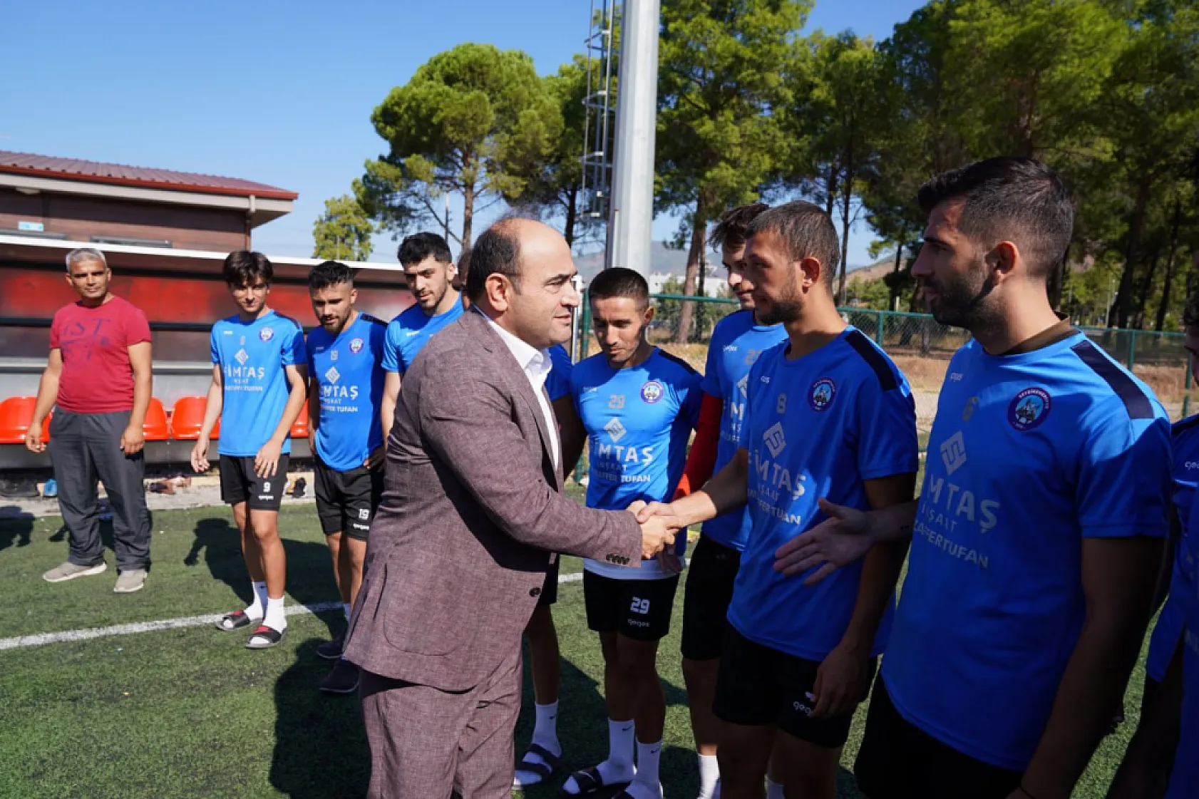 Başkan Akdenizli, Futbolculara Baklava İkram Etti