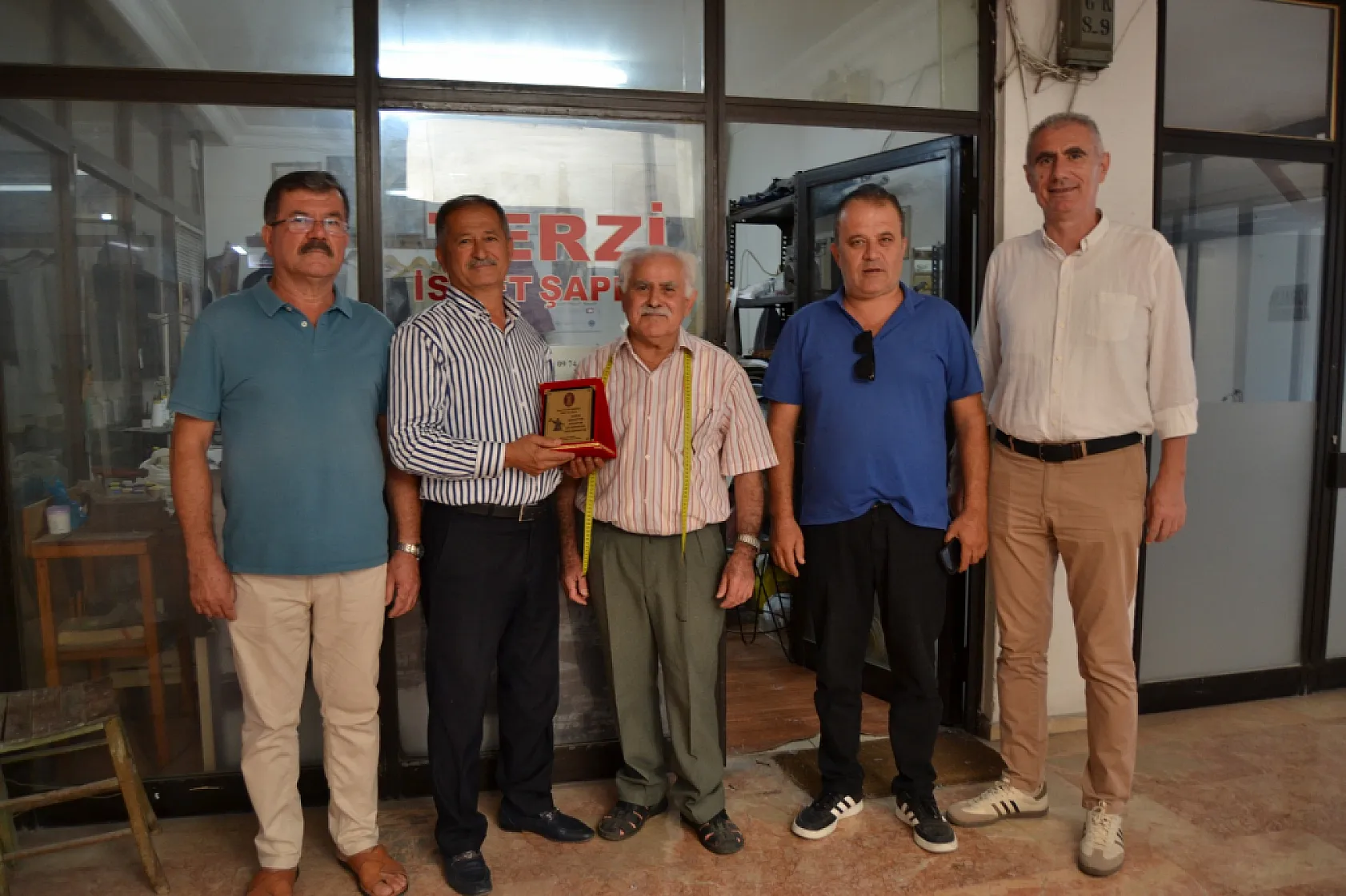Fethiye'nin eski terzilerinden Şappak'a plaket