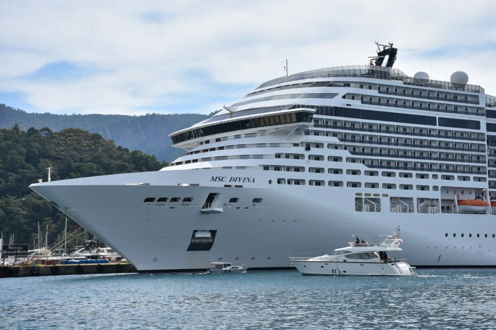 Marmaris'e 'MSC Divina' kruvaziyeriyle 3 bin 585 turist geldi