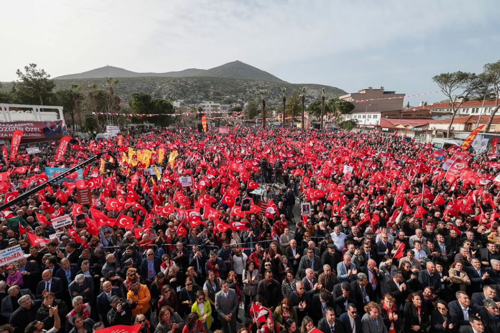 CHP Lideri Özel Muğla'da: 'Muğla'dan kepçeyle alıp çay kaşığıyla vermişler'