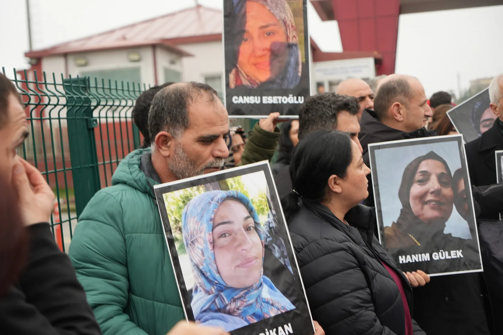 7 kişinin öldüğü yangın davasında aileler gözyaşlarına boğuldu