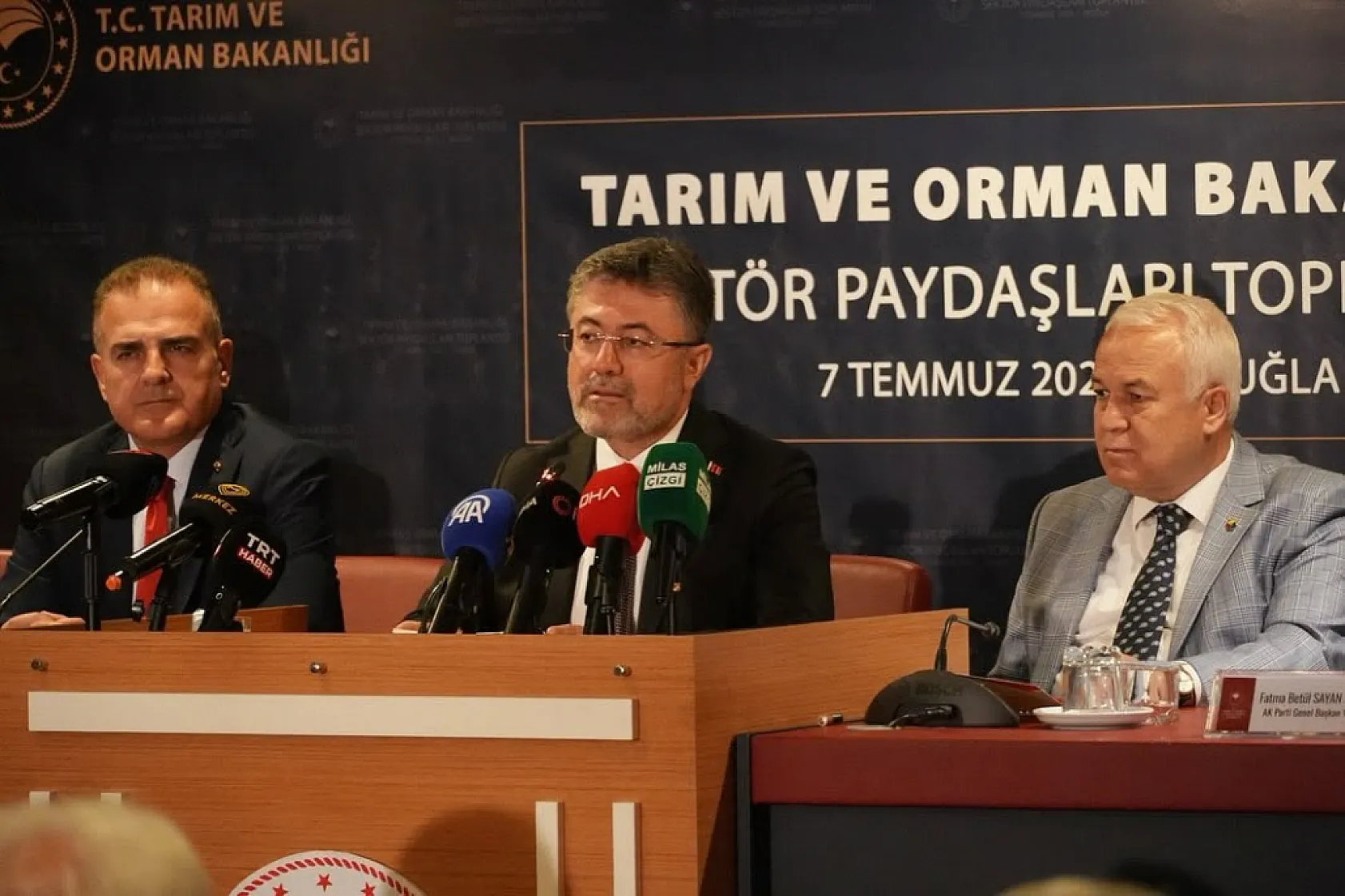 Tarım ve Orman Bakanı Yumaklı, Muğla'da Sektör Temsilcileriyle Bir Araya Geldi