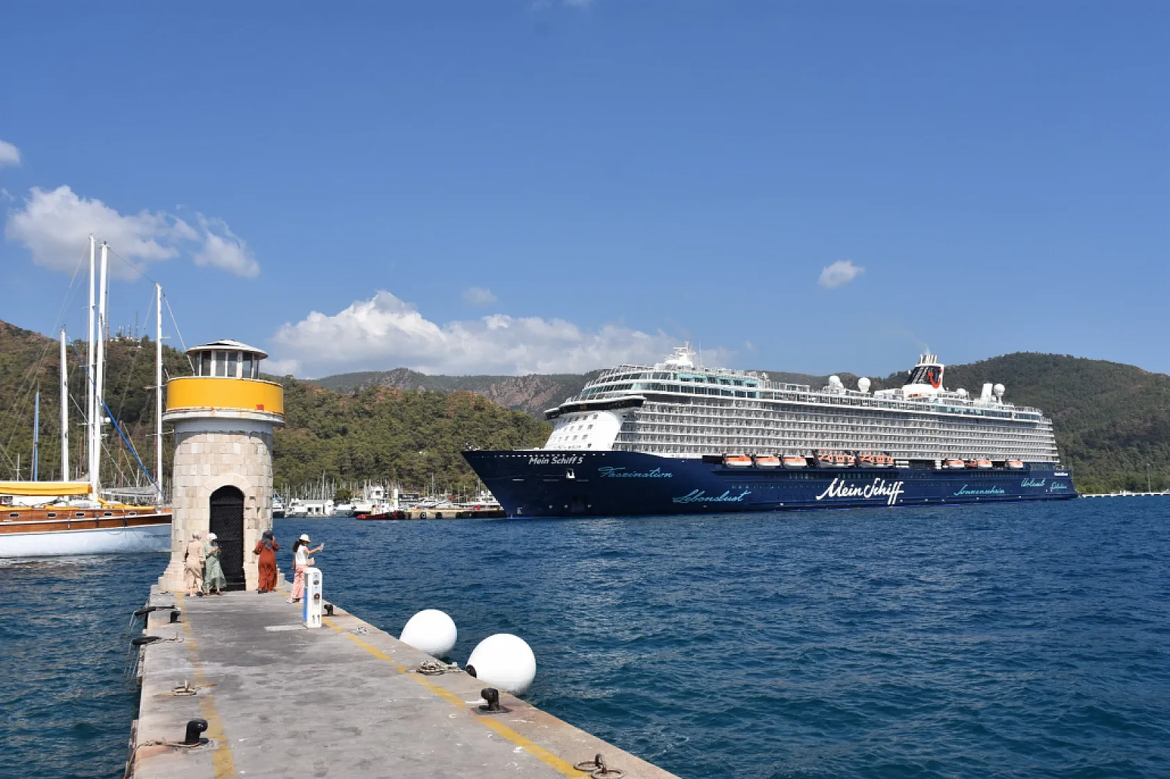 Dev kruvaziyer 'Mein Schiff 5' Marmaris Limanı'na yanaştı