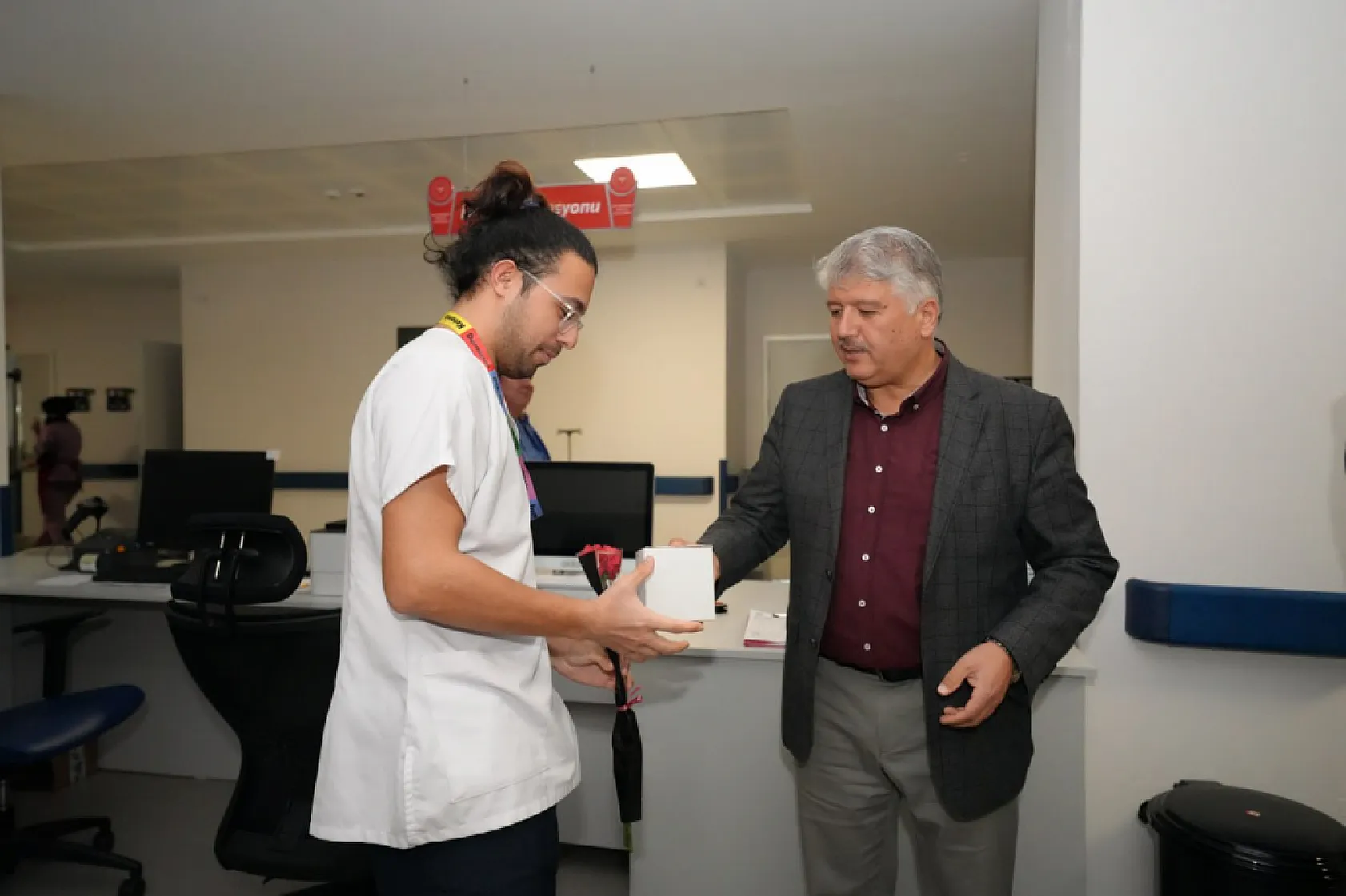 Akdenizli, Sağlık Çalışanlarının Gününü Kutladı
