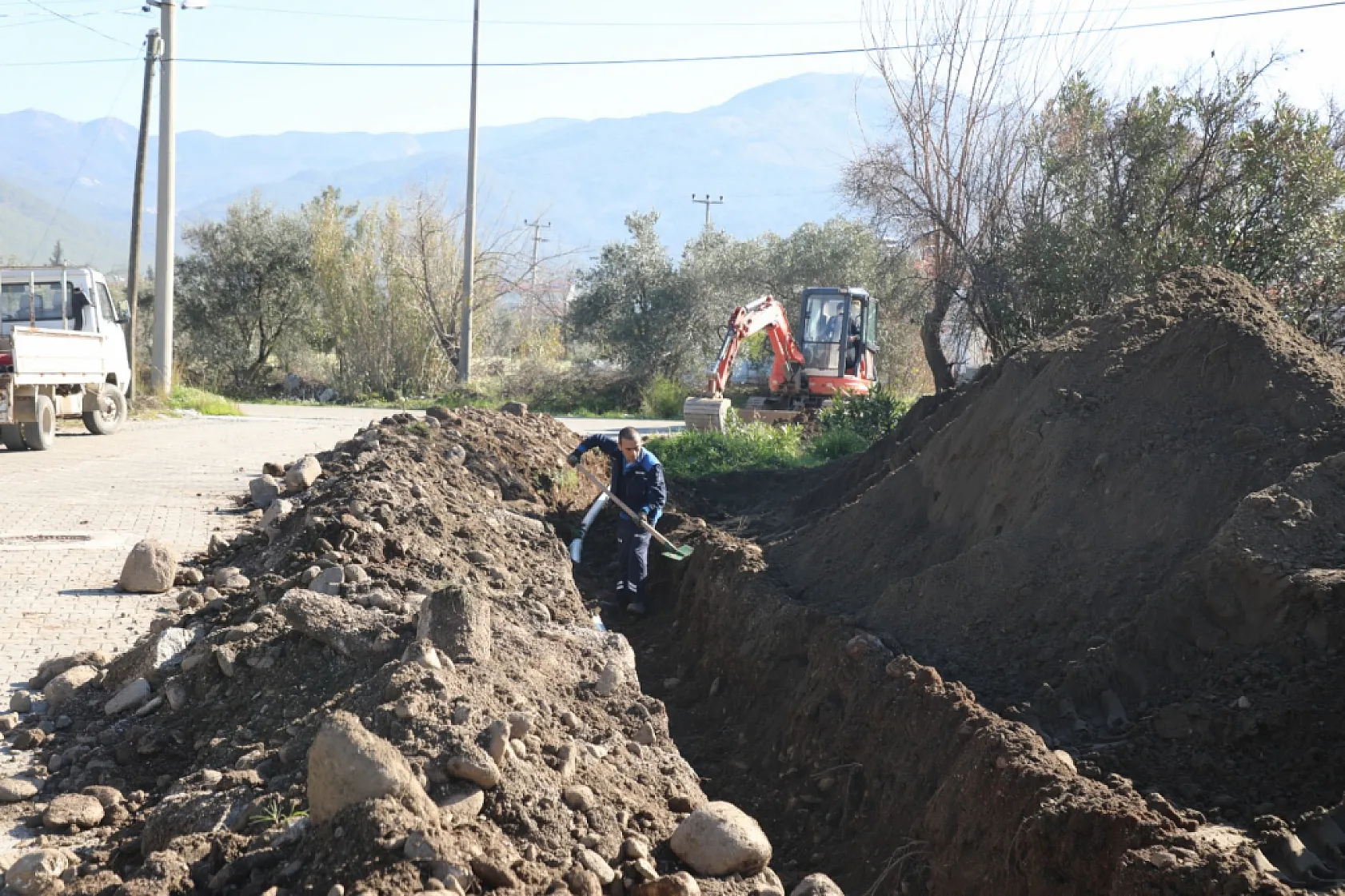 Köyceğiz'de, arızalanan hatlar yenileniyor