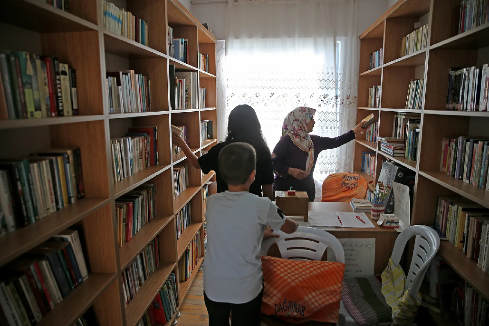 Muğla'da Mahallesine kurduğu kütüphaneyle çocuklara kitap okumayı aşılıyor