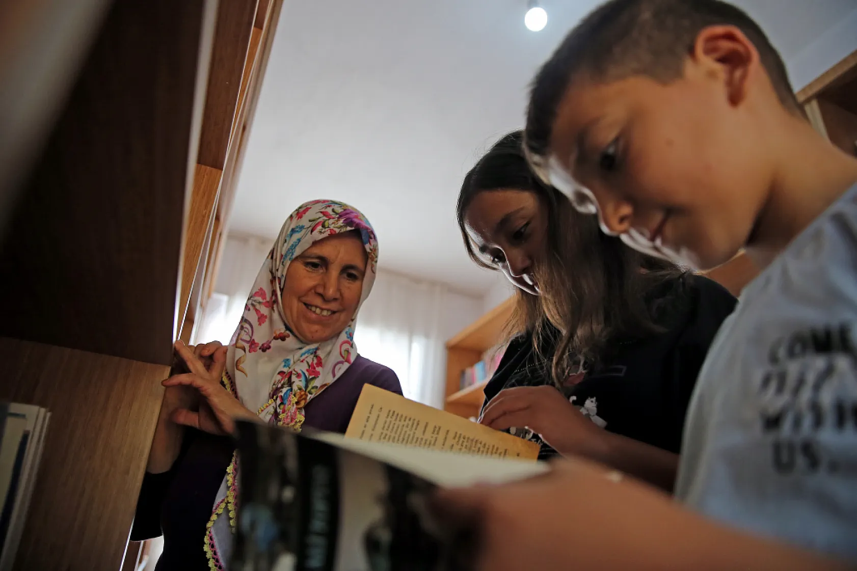 Muğla'da Mahallesine kurduğu kütüphaneyle çocuklara kitap okumayı aşılıyor