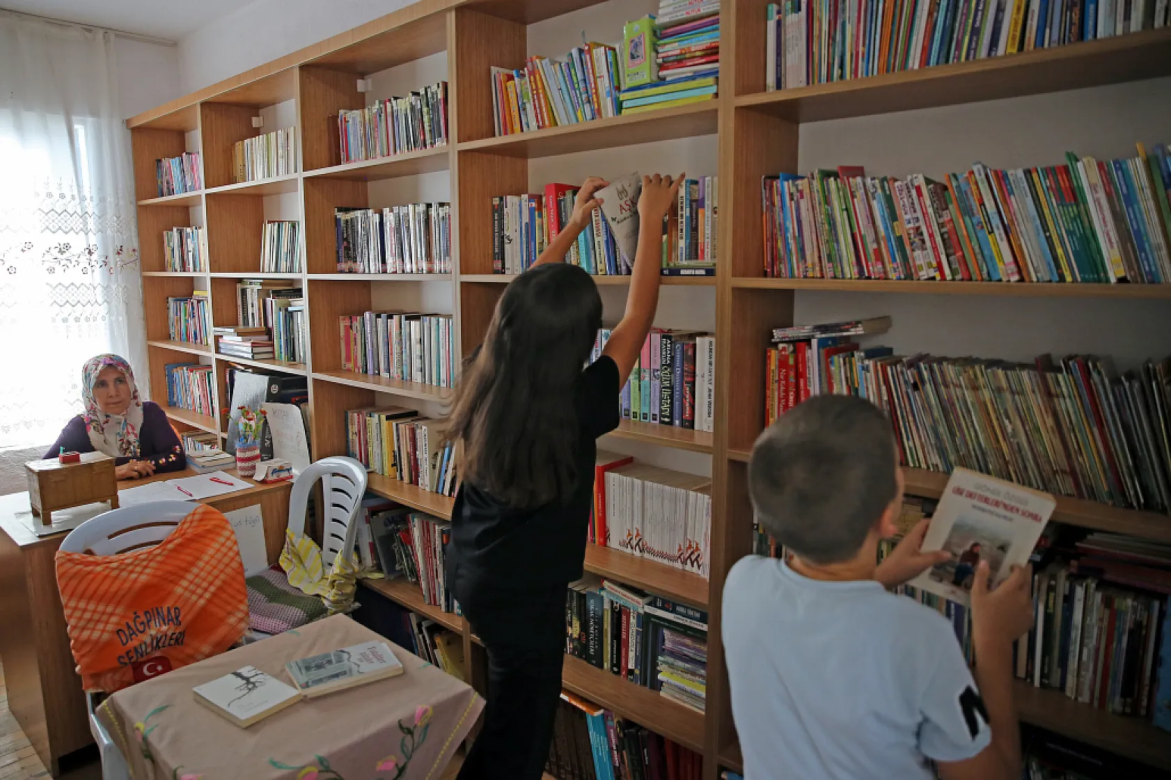 Muğla'da Mahallesine kurduğu kütüphaneyle çocuklara kitap okumayı aşılıyor