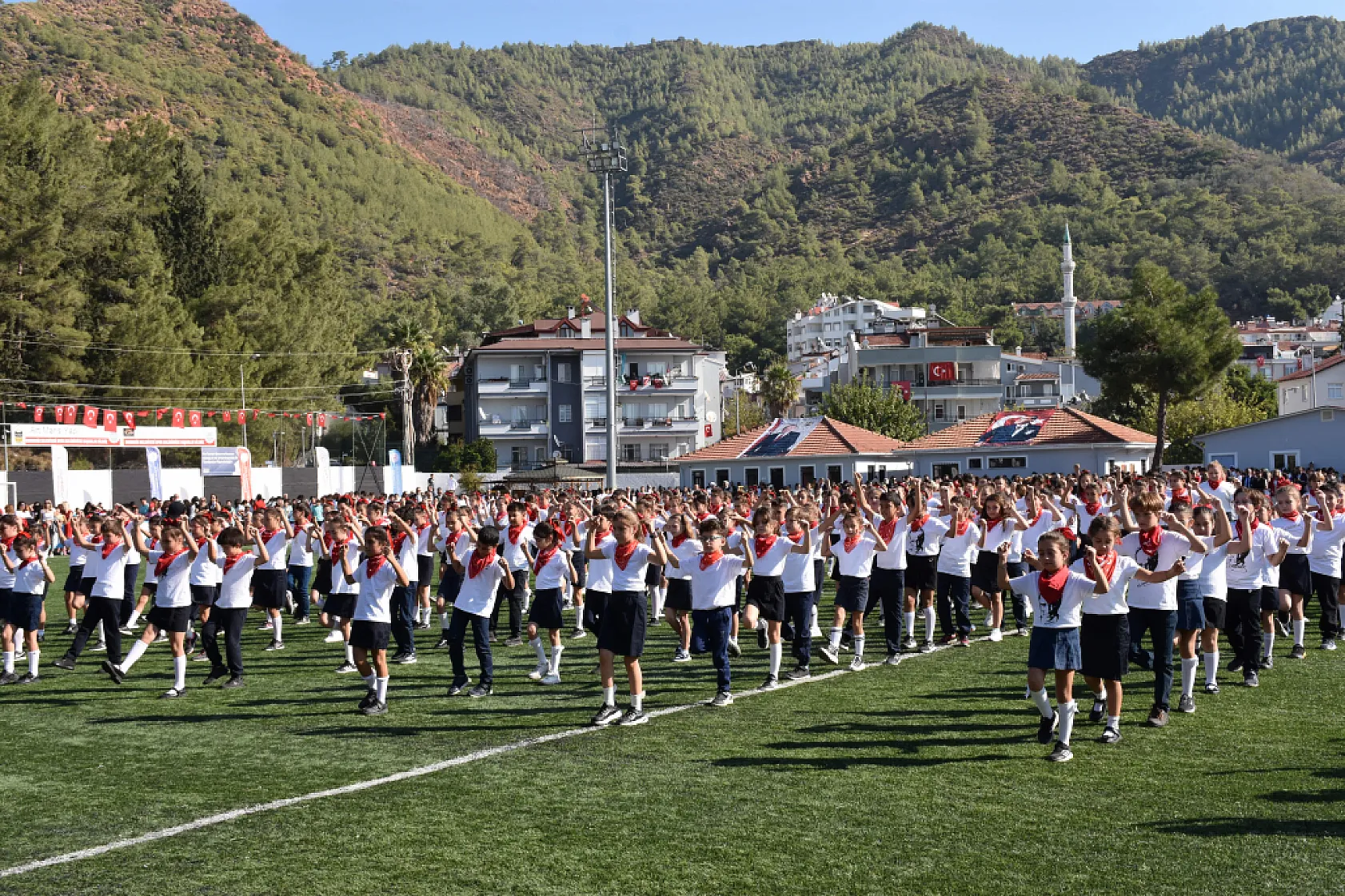 Marmaris'te Cumhuriyet'in 101. yılı kutlandı
