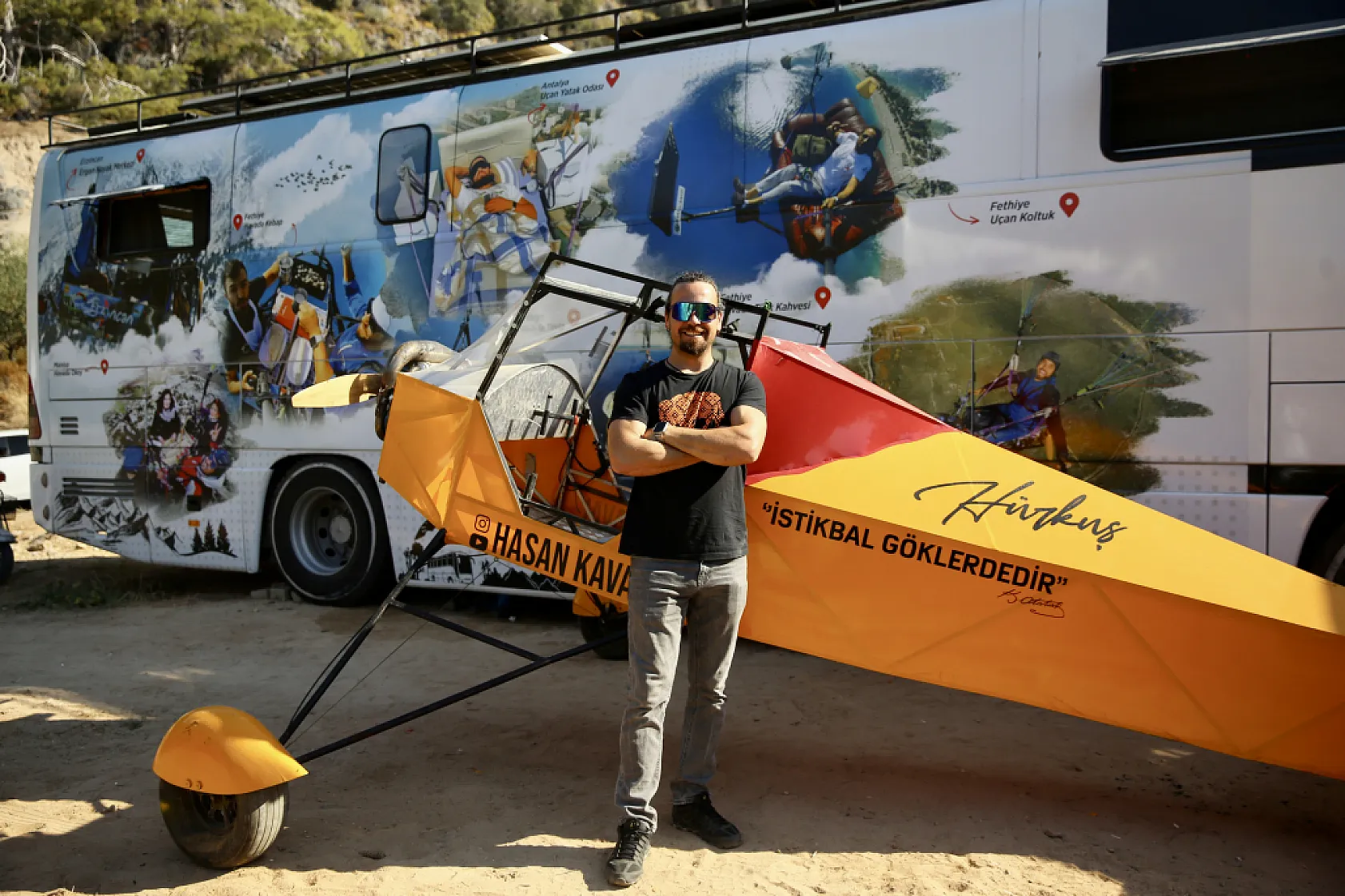 Fethiye'de evinde yaptığı uçağa paraşüt bağlayarak uçtu