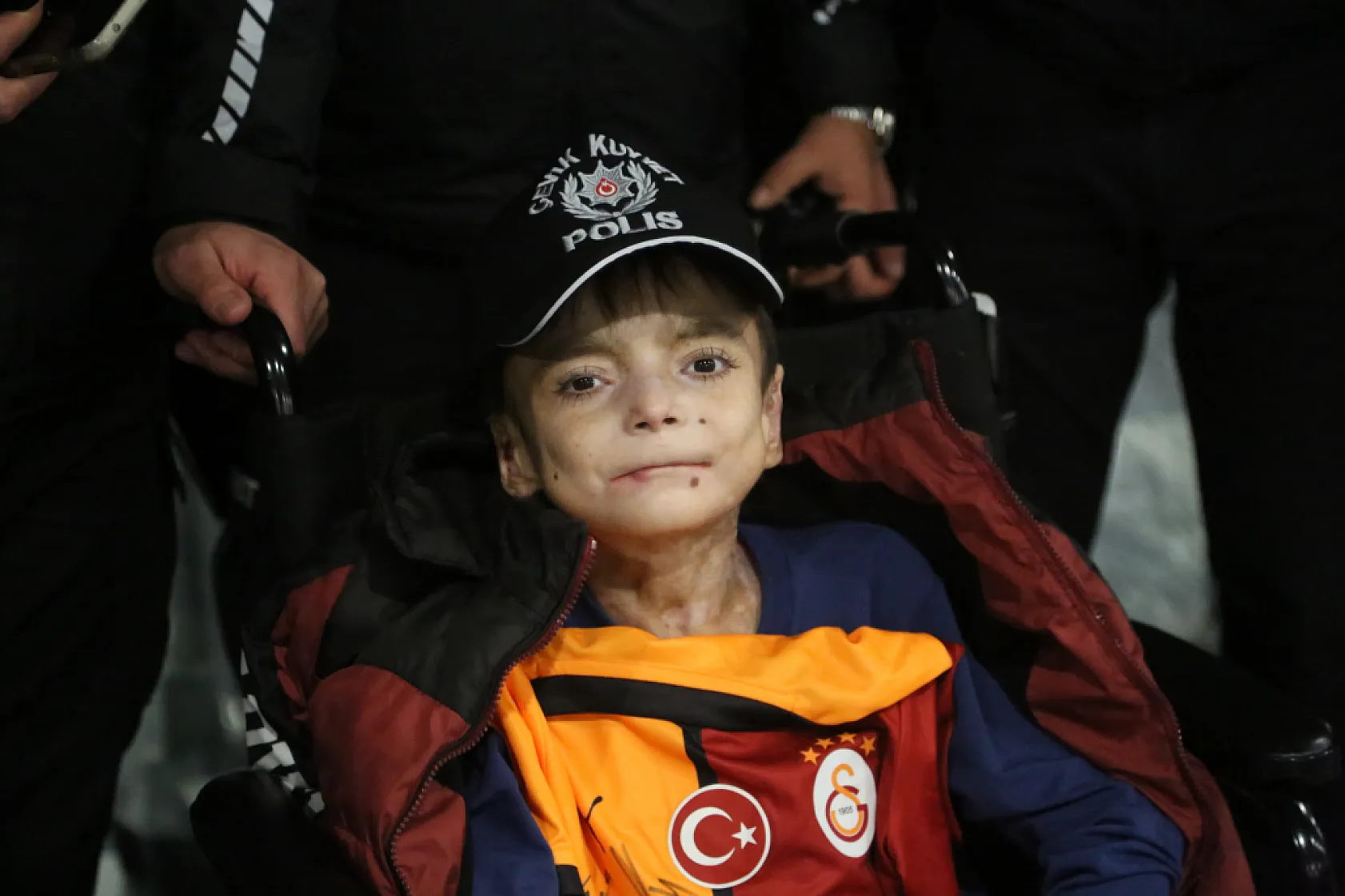 Muğla'da kelebek hastası çocuk, Galatasaraylı futbolcularla buluştu