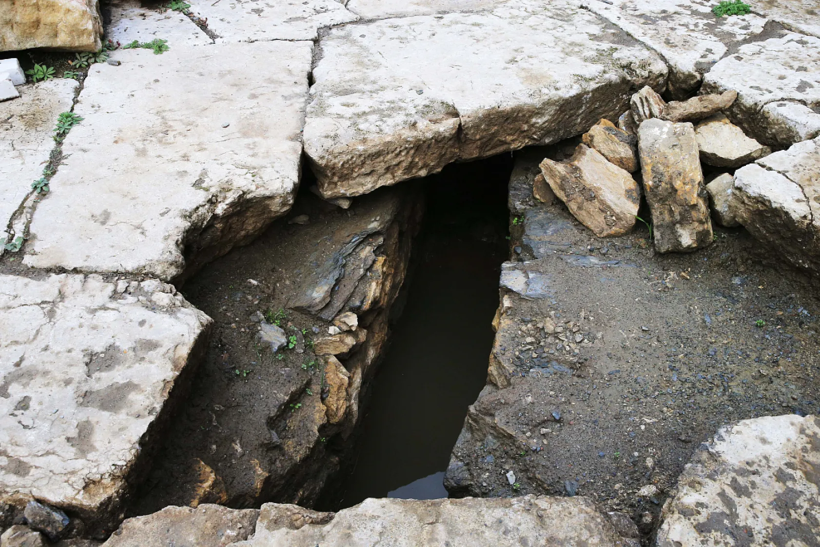 Stratonikeia'nın tiyatro kısmında da 2 bin 250 yıllık kanalizasyon sistemi bulundu