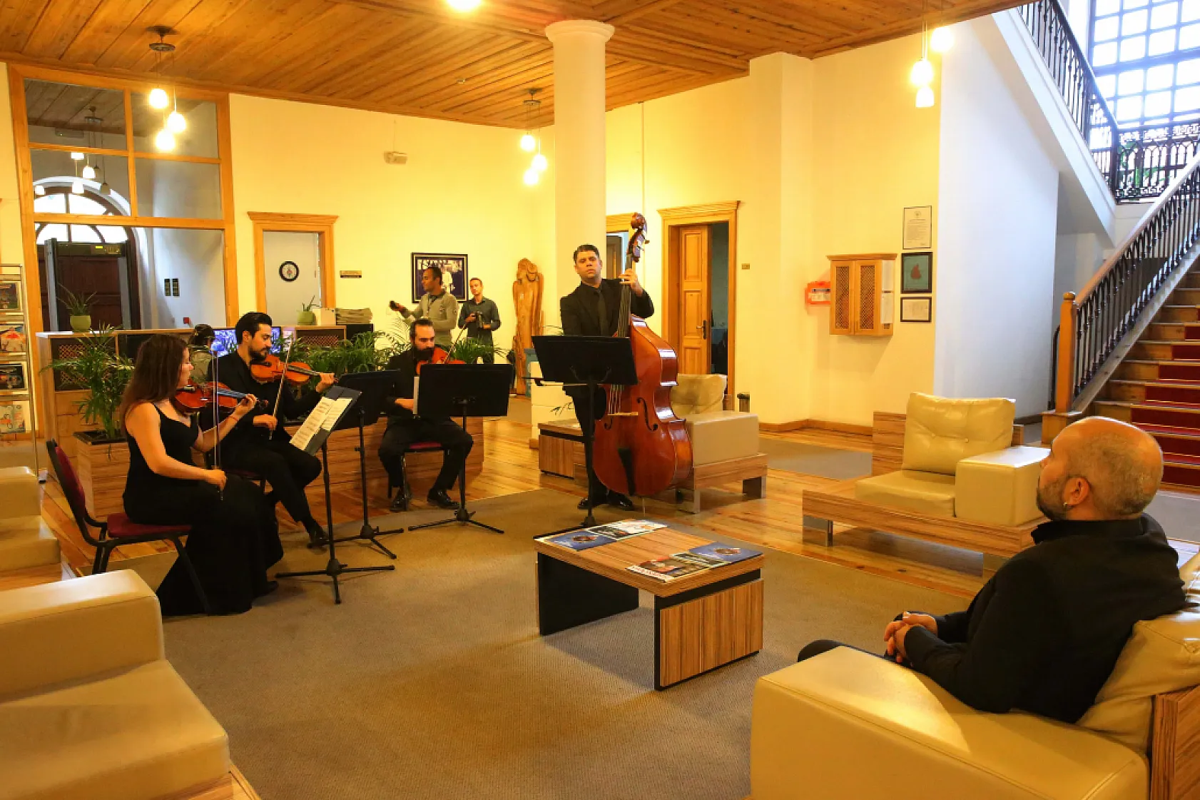 Muğla'da belediye personeli 'pazartesi sendromunu' klasik müzikle aşıyor