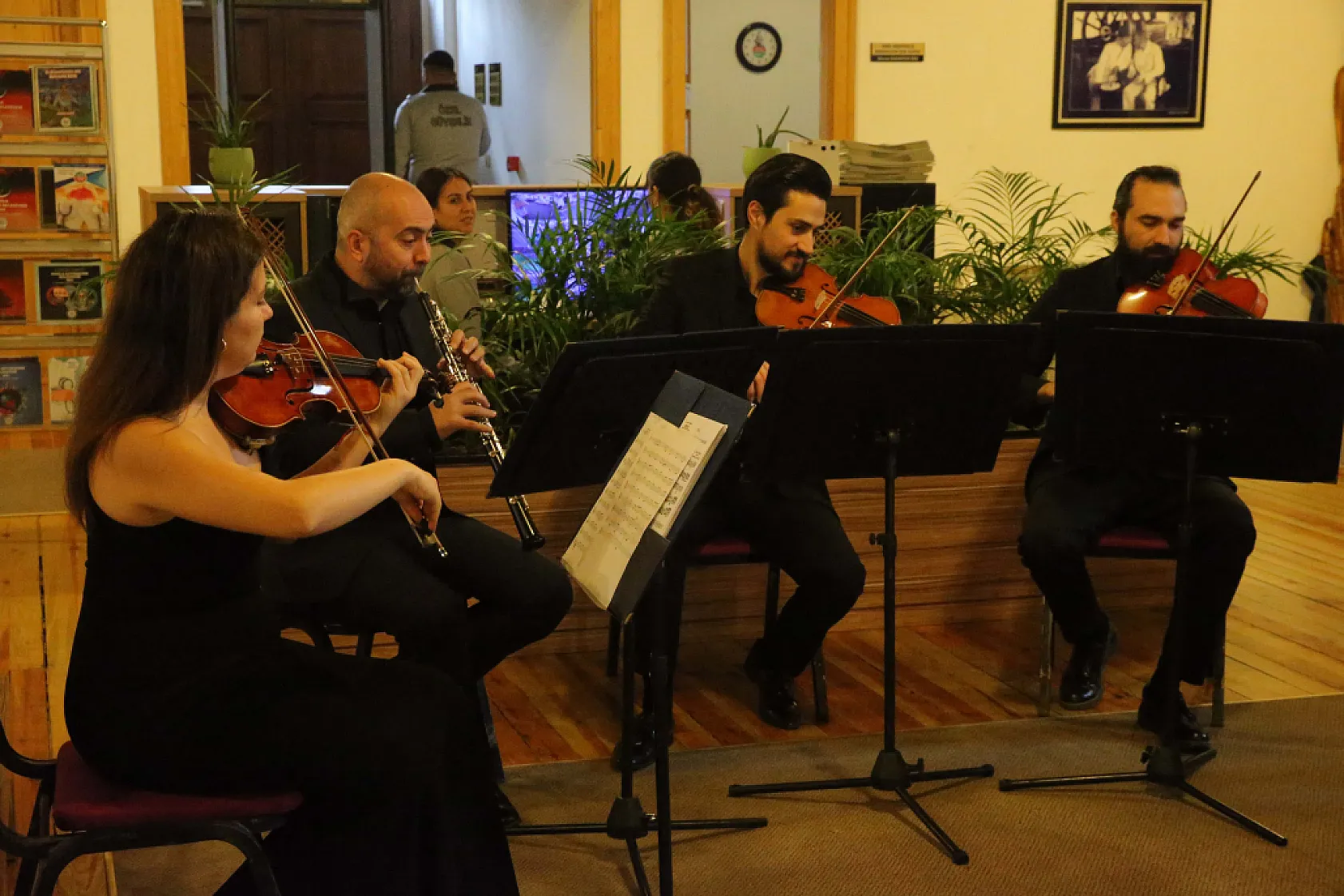 Muğla'da belediye personeli 'pazartesi sendromunu' klasik müzikle aşıyor
