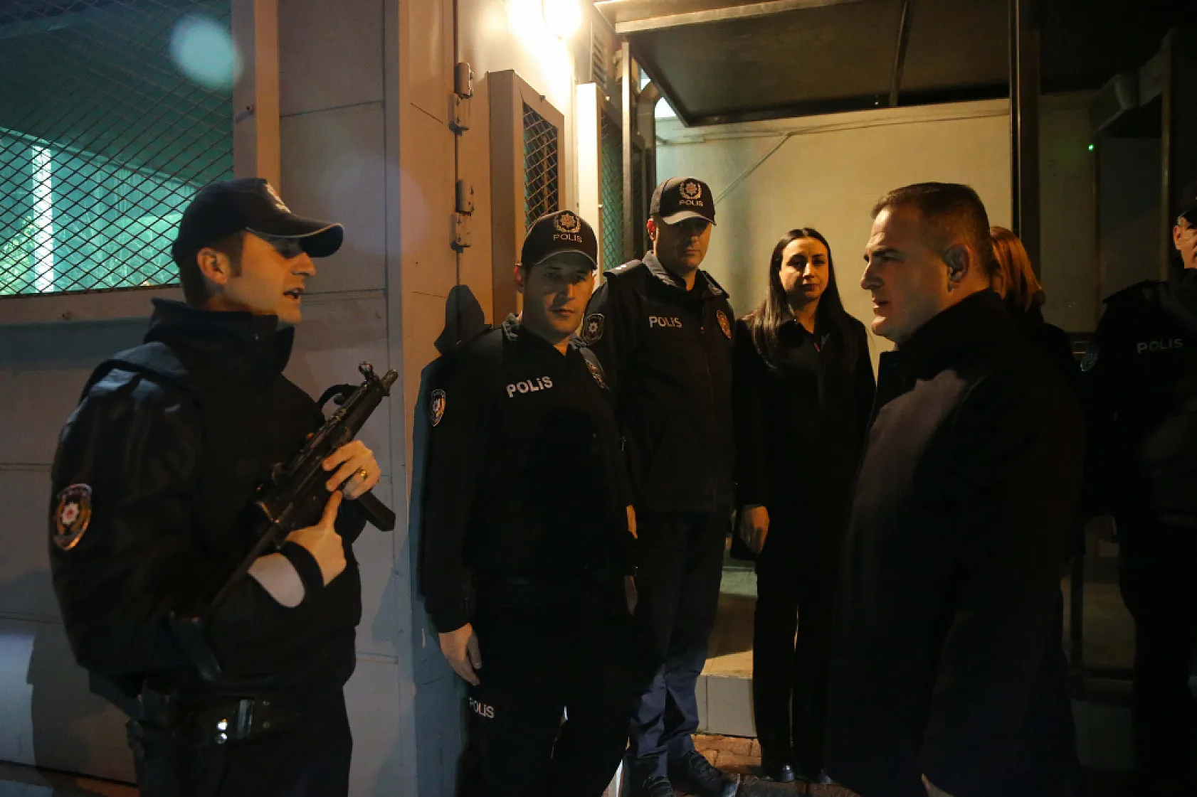 Muğla Valisi Akbıyık, uygulama noktalarında vatandaşların ve güvenlik kuvvetlerinin yeni yılını kutladı