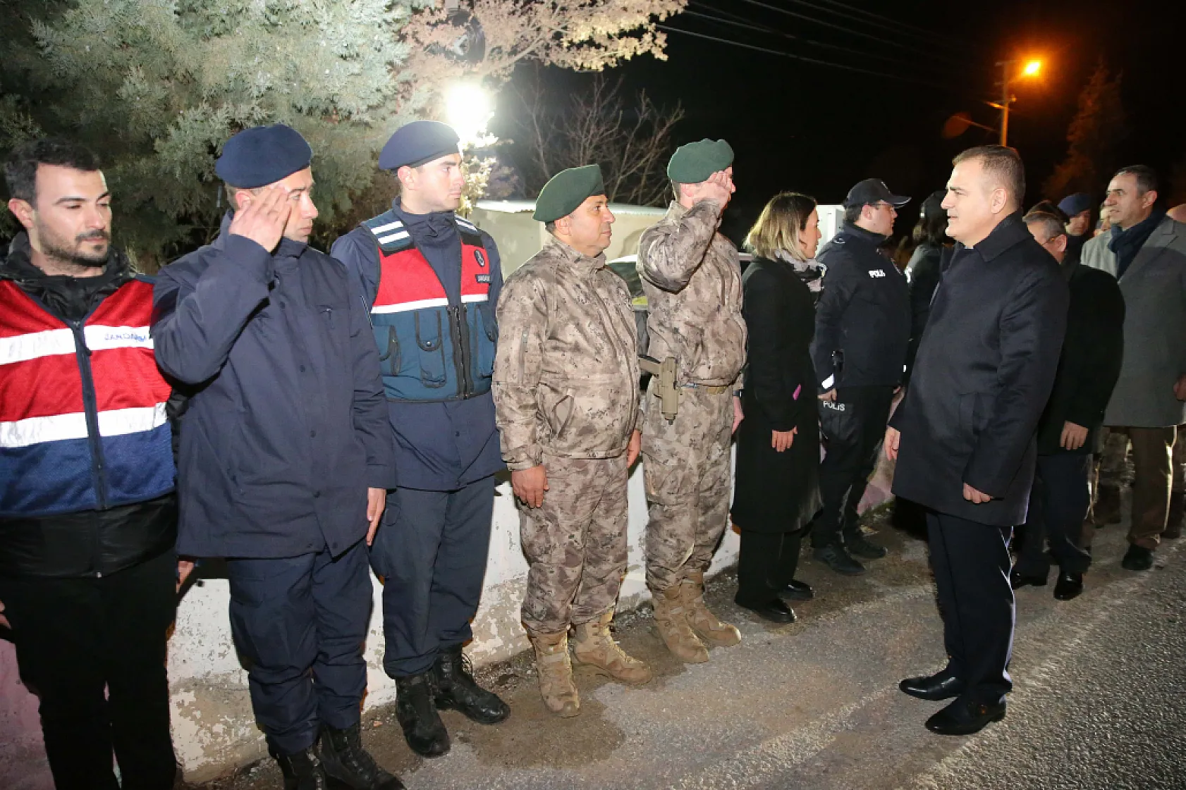 Muğla Valisi Akbıyık, uygulama noktalarında vatandaşların ve güvenlik kuvvetlerinin yeni yılını kutladı