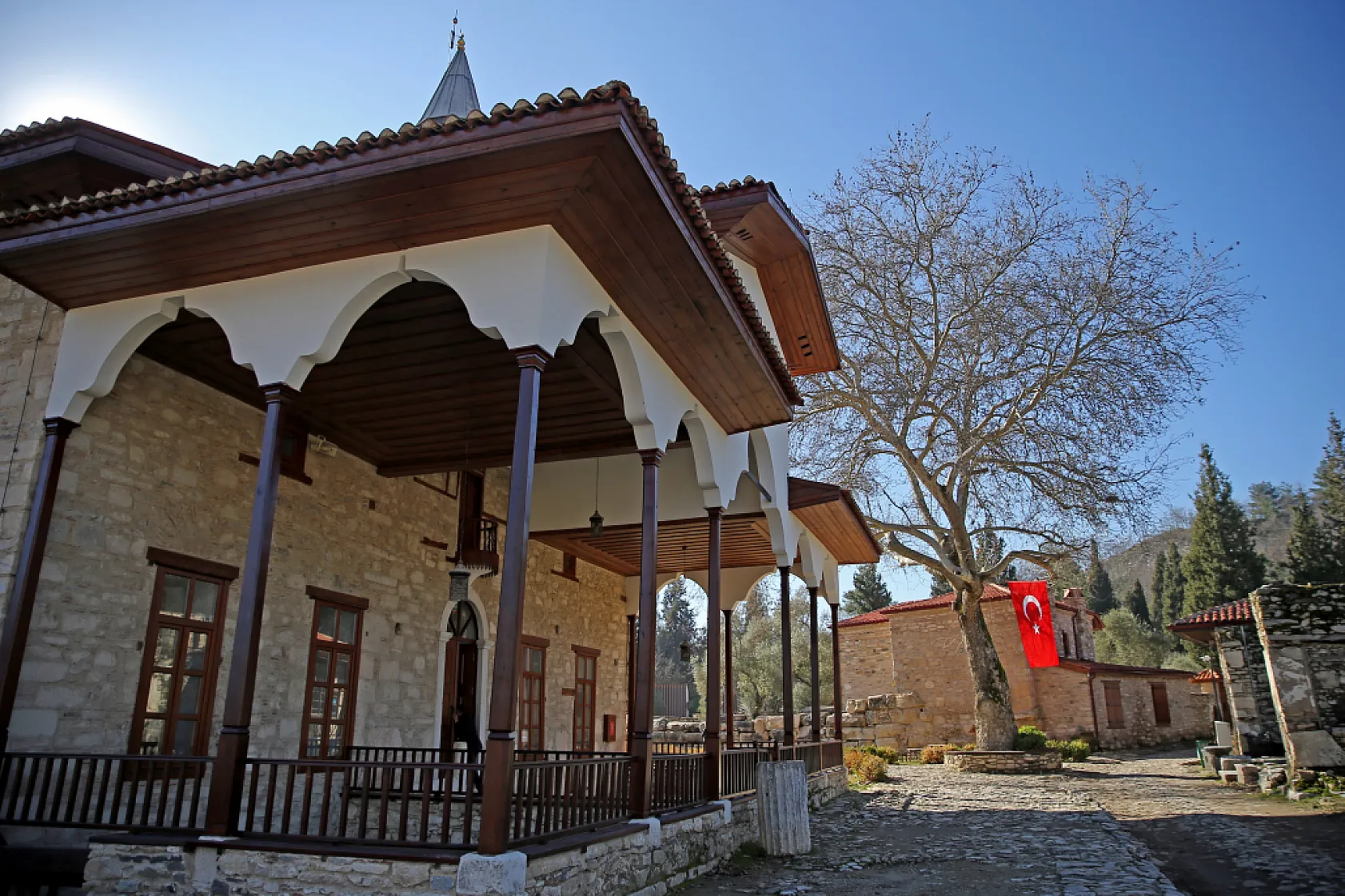 'Stratonikeia Antik Kenti'nin köy meydanı eski ihtişamına kavuşuyor