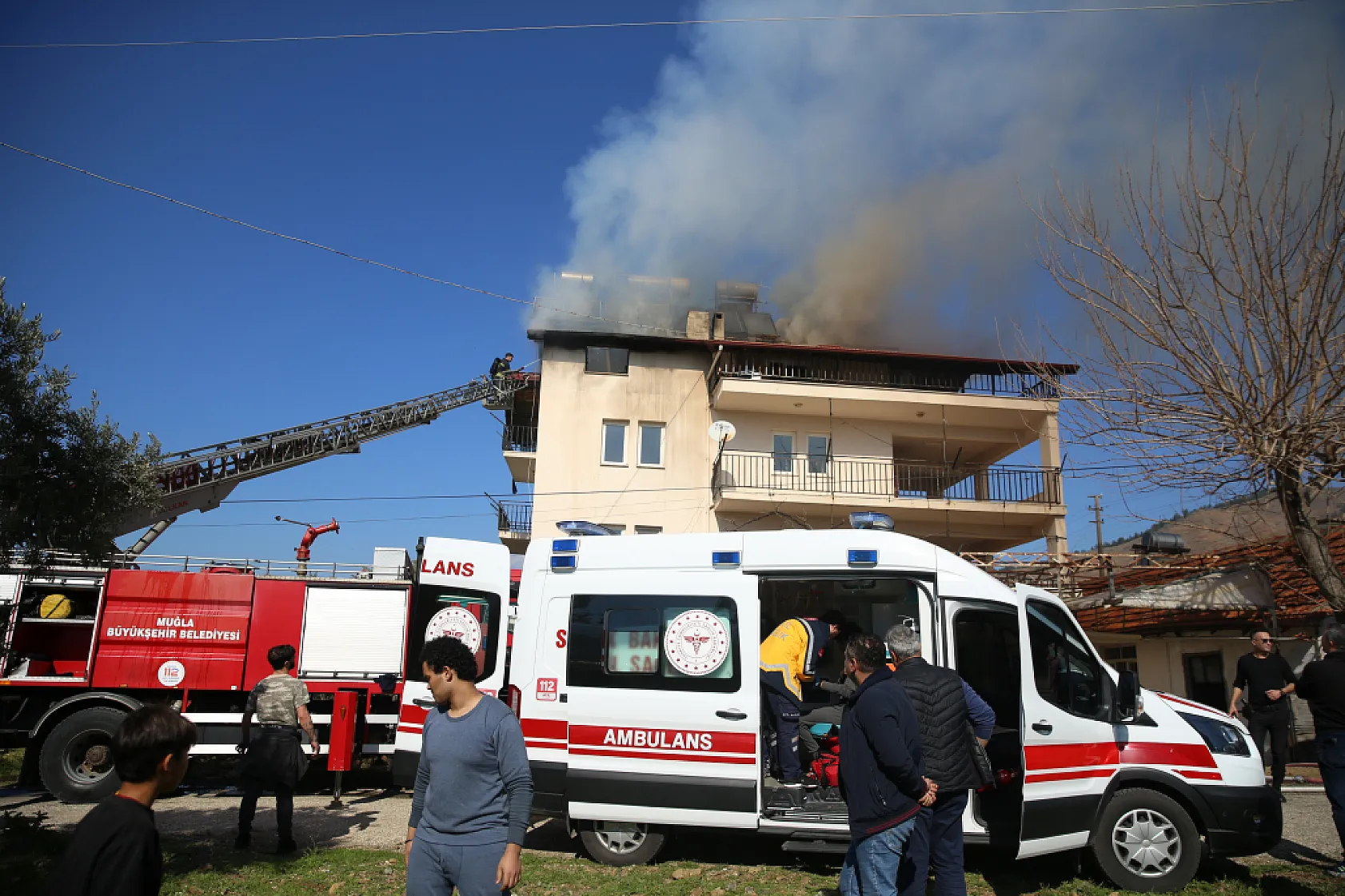 Fethiye'de evde çıkan yangında 5 kişi dumandan etkilendi