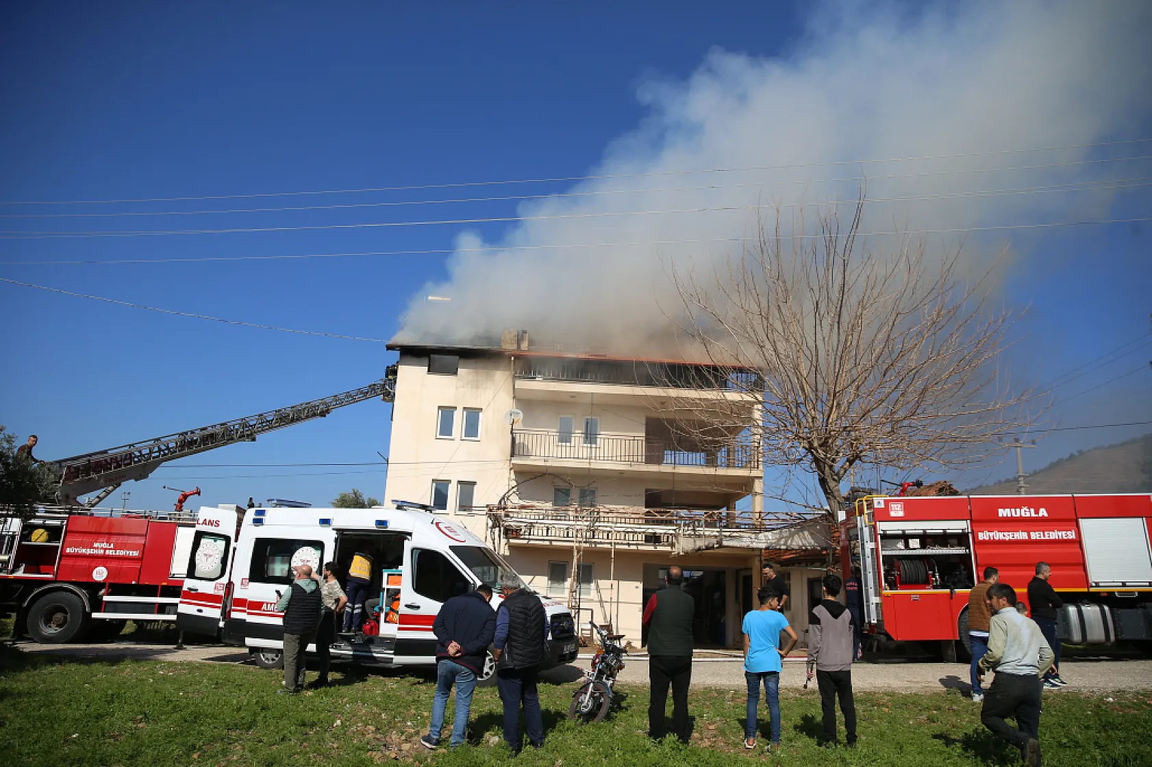 Fethiye'de evde çıkan yangında 5 kişi dumandan etkilendi