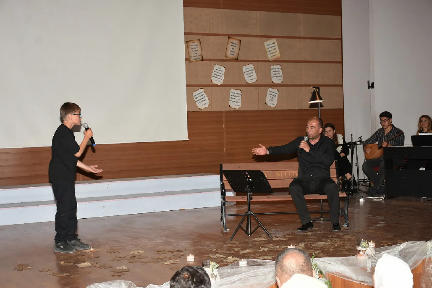 Fethiye'de öğretmen, öğrenci ve veliler şiir dinletisi sundu