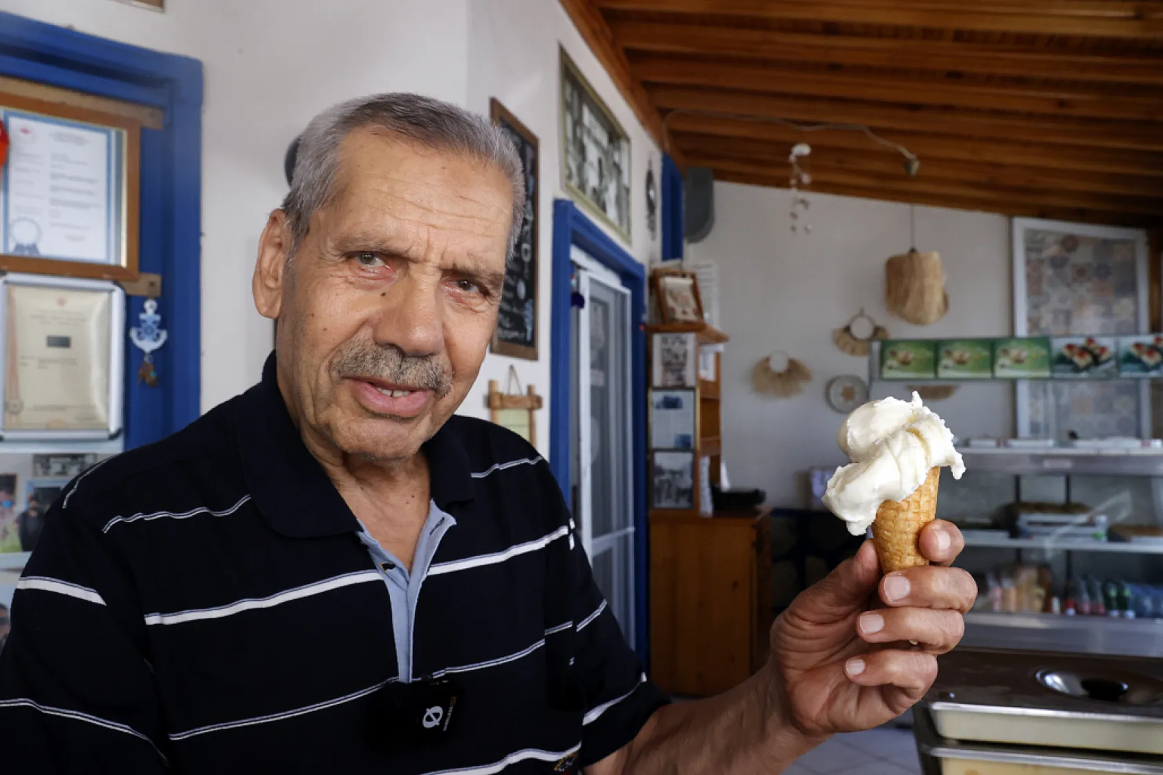 Dondurmacı Muharrem usta 65 yıldır Bodrum'da damakları tatlandırıyor