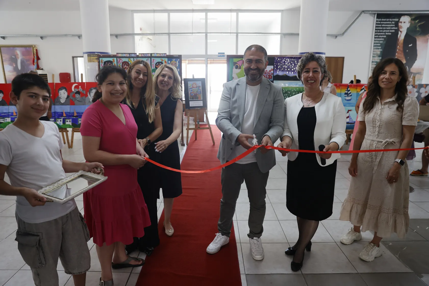 Bodrum'da özel eğitim sınıfı öğrencilerinin yıl sonu resim sergisi açıldı
