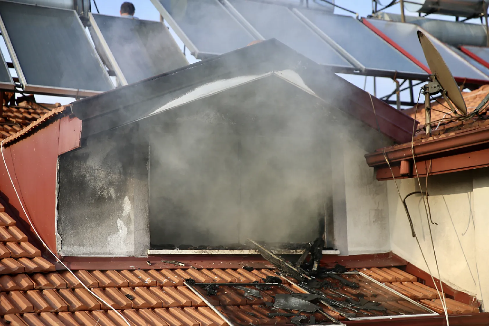 Fethiye'de çatı katında çıkan yangın hasara yol açtı