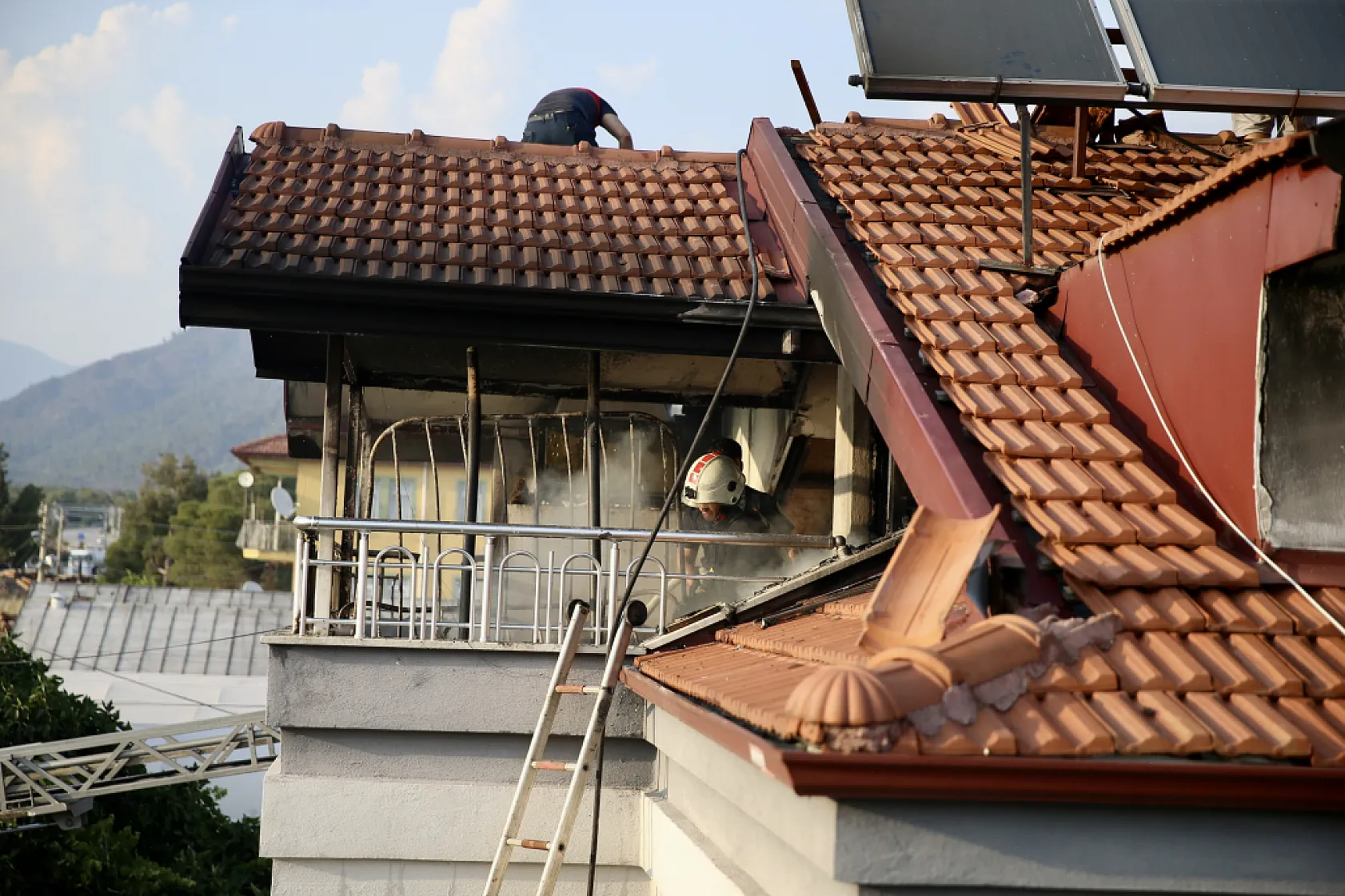Fethiye'de çatı katında çıkan yangın hasara yol açtı
