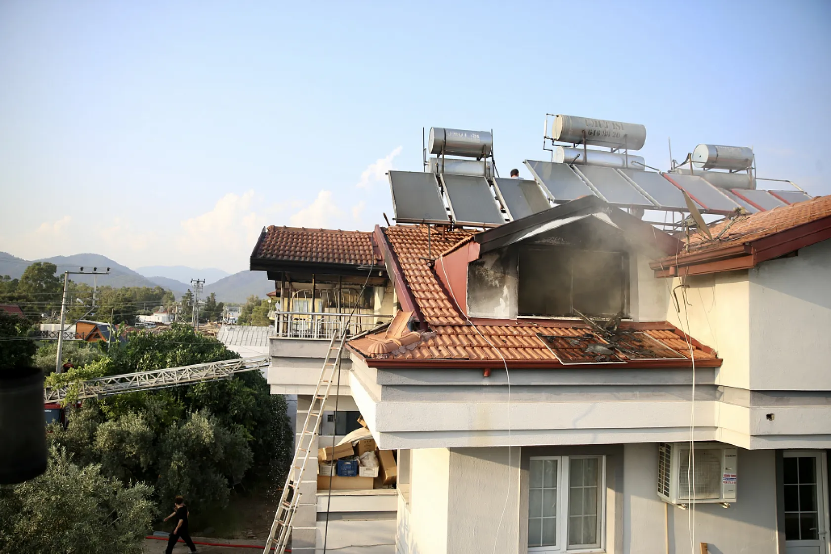 Fethiye'de çatı katında çıkan yangın hasara yol açtı