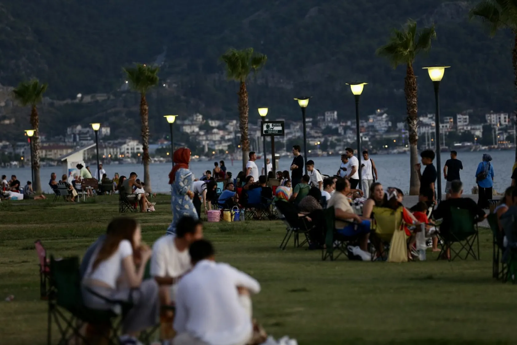 Fethiye'de sıcak havadan bunalanlar sahilde yoğunluk oluşturdu