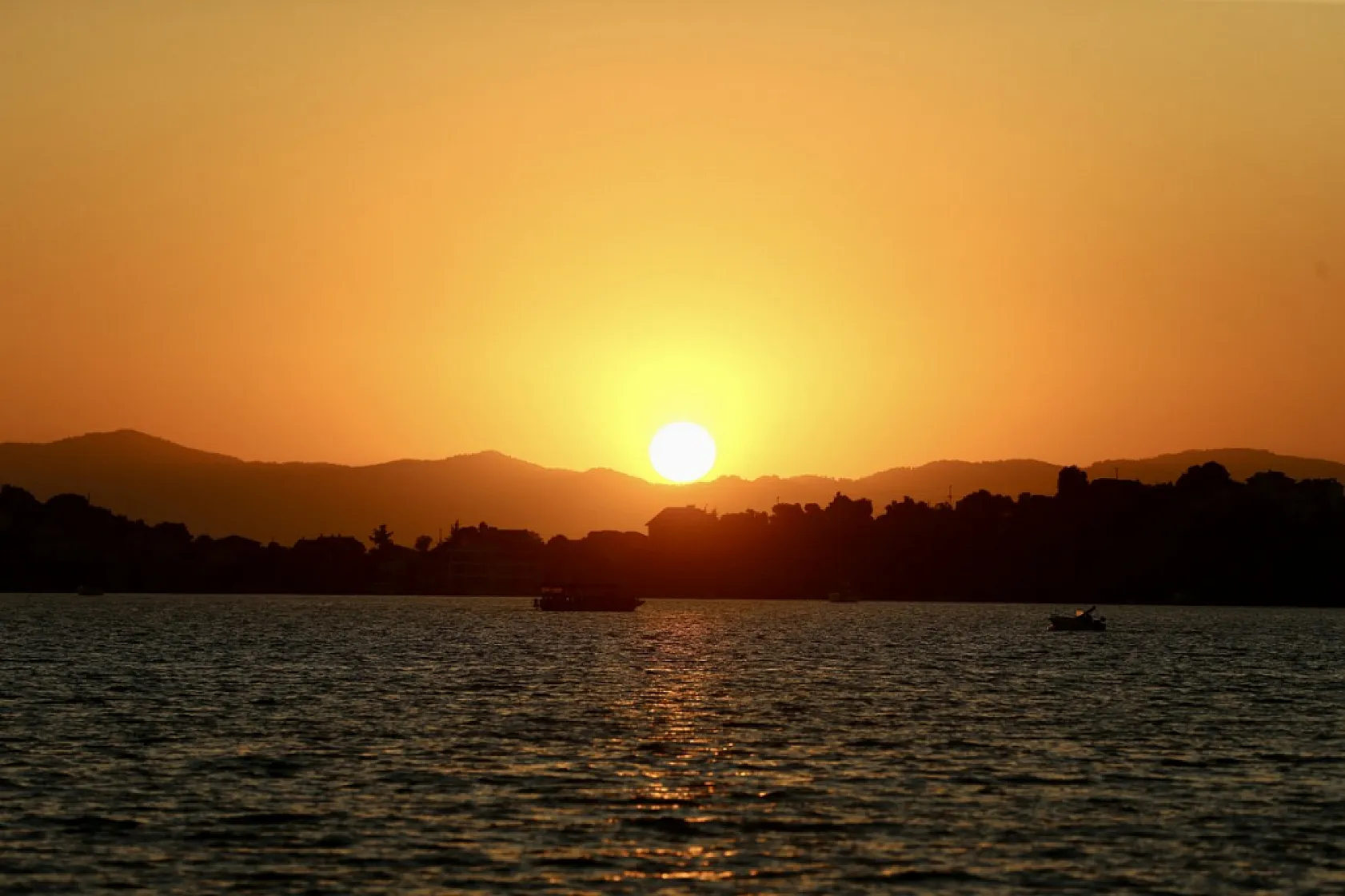 Fethiye'de sıcak havadan bunalanlar sahilde yoğunluk oluşturdu