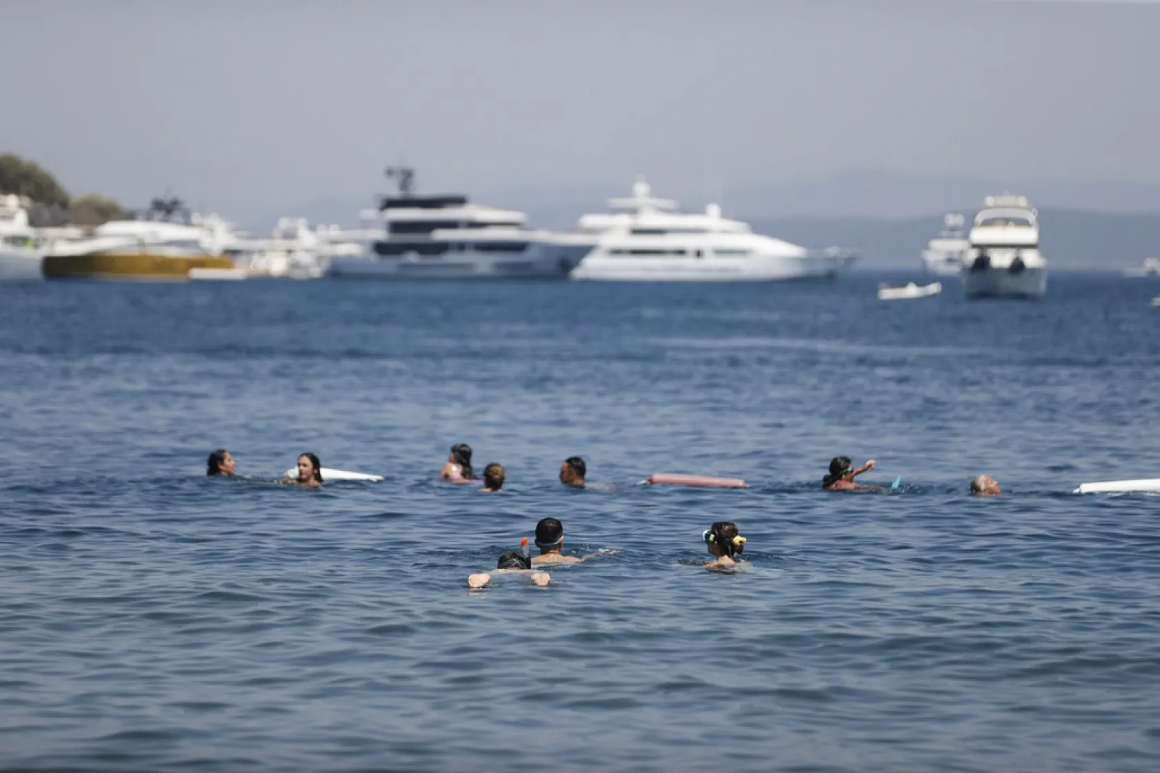 Muğla'da sıcak hava nedeniyle sahillerde yoğunluk yaşanıyor