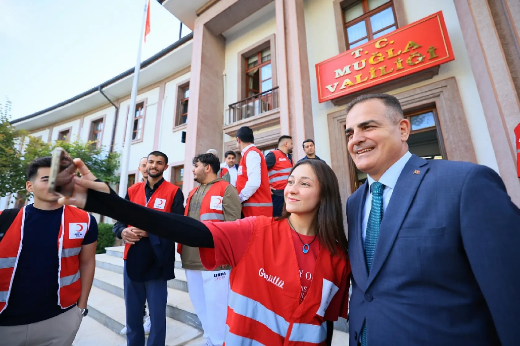 Muğla Genç Kızılay İl Başkanı Türkdoğan Vali Akbıyık'ı ziyaret etti