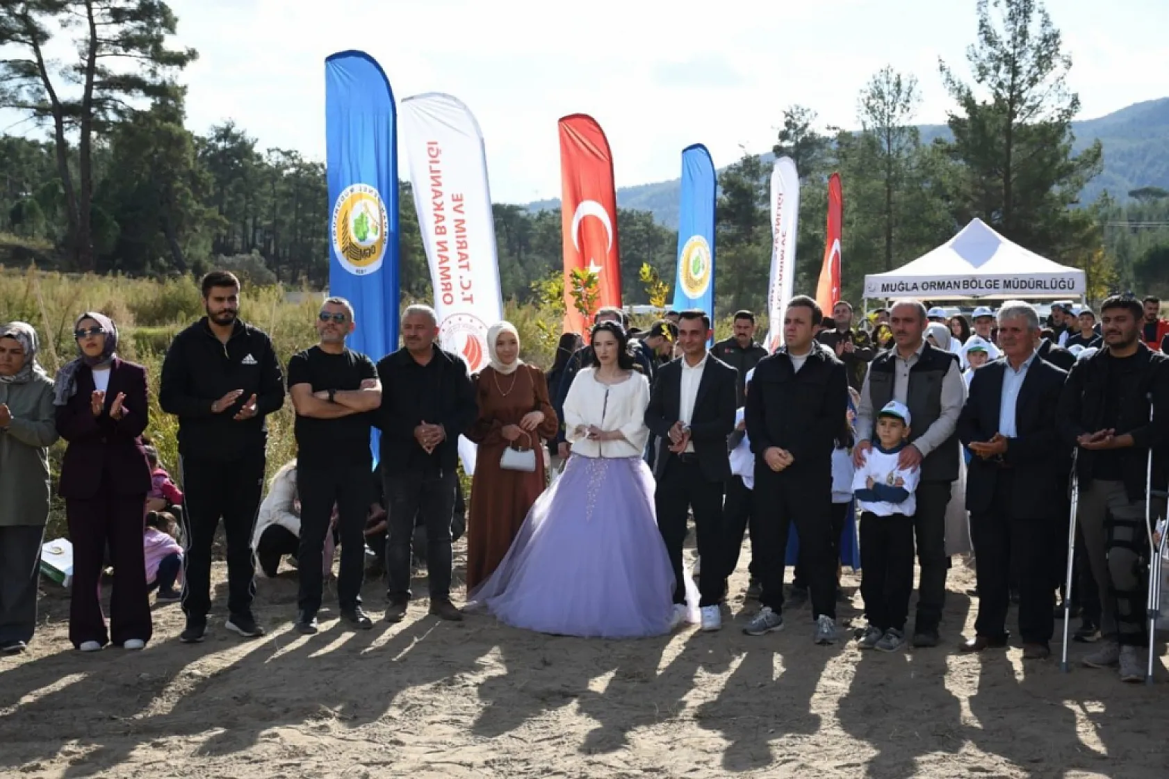 Muğla'da 11.11'de 11 çift, 'Ailem Bir Fidan' diyerek 11 çınar fidanı dikti