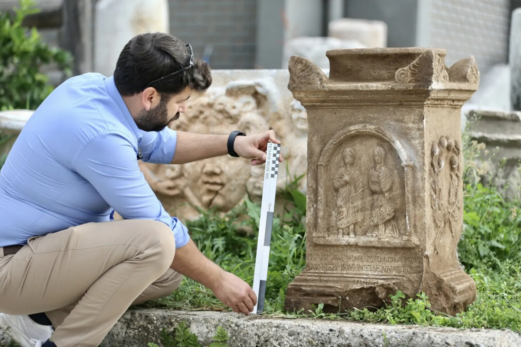 Muğla'da keçi çobanının bulduğu insan figürlü mezar steli korumaya alındı
