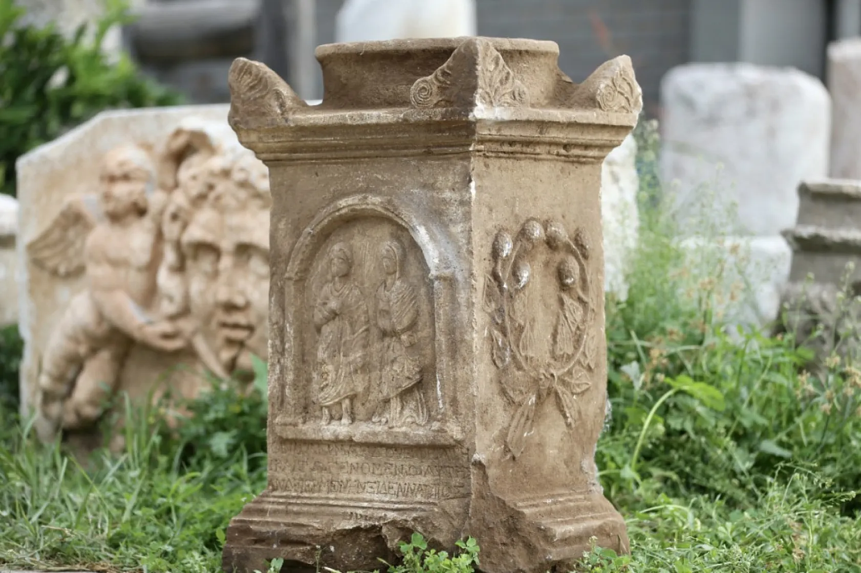 Muğla'da keçi çobanının bulduğu insan figürlü mezar steli korumaya alındı